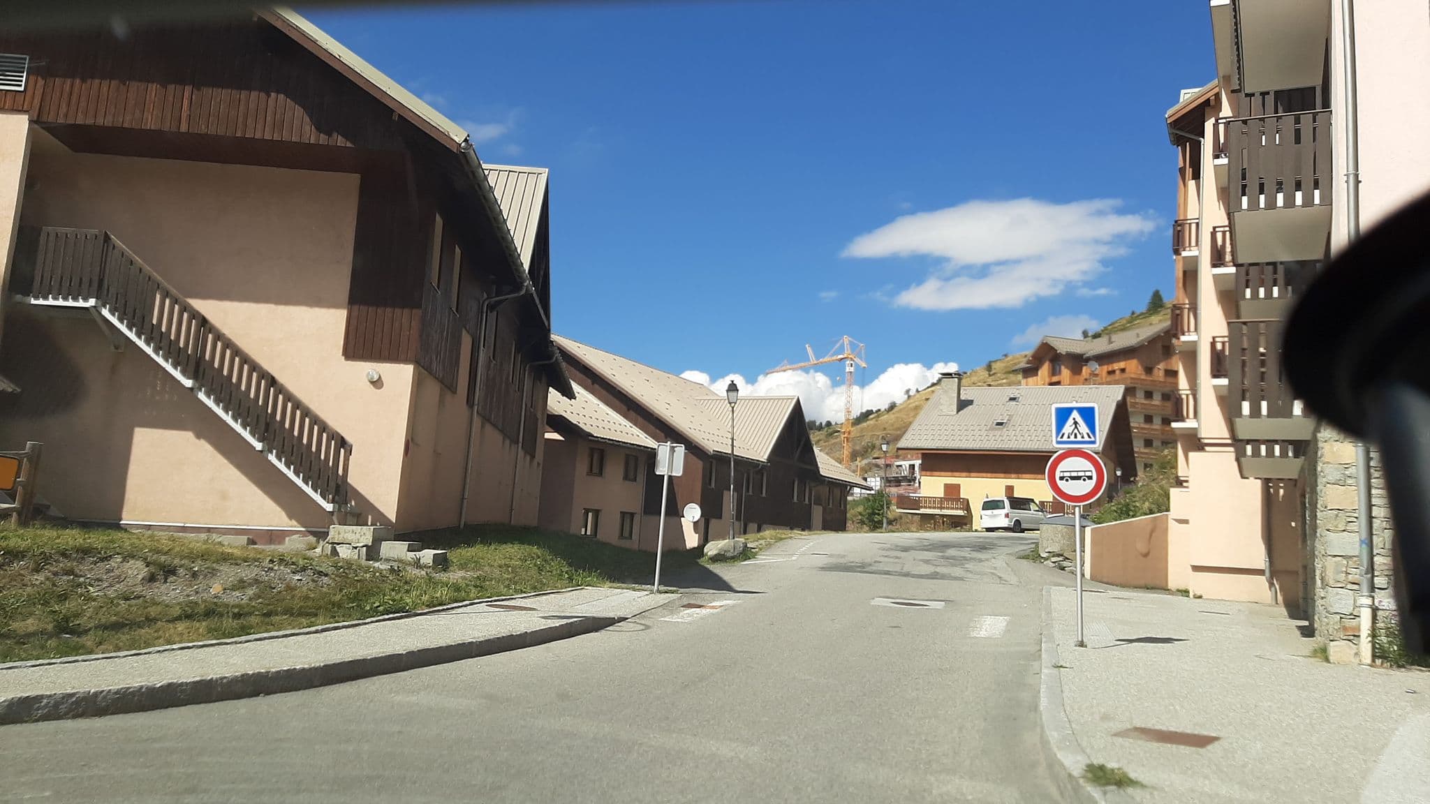Street view near Hôtel les Carrettes, Valloire — © alexmodesto73 (CC BY-SA · Mapillary)