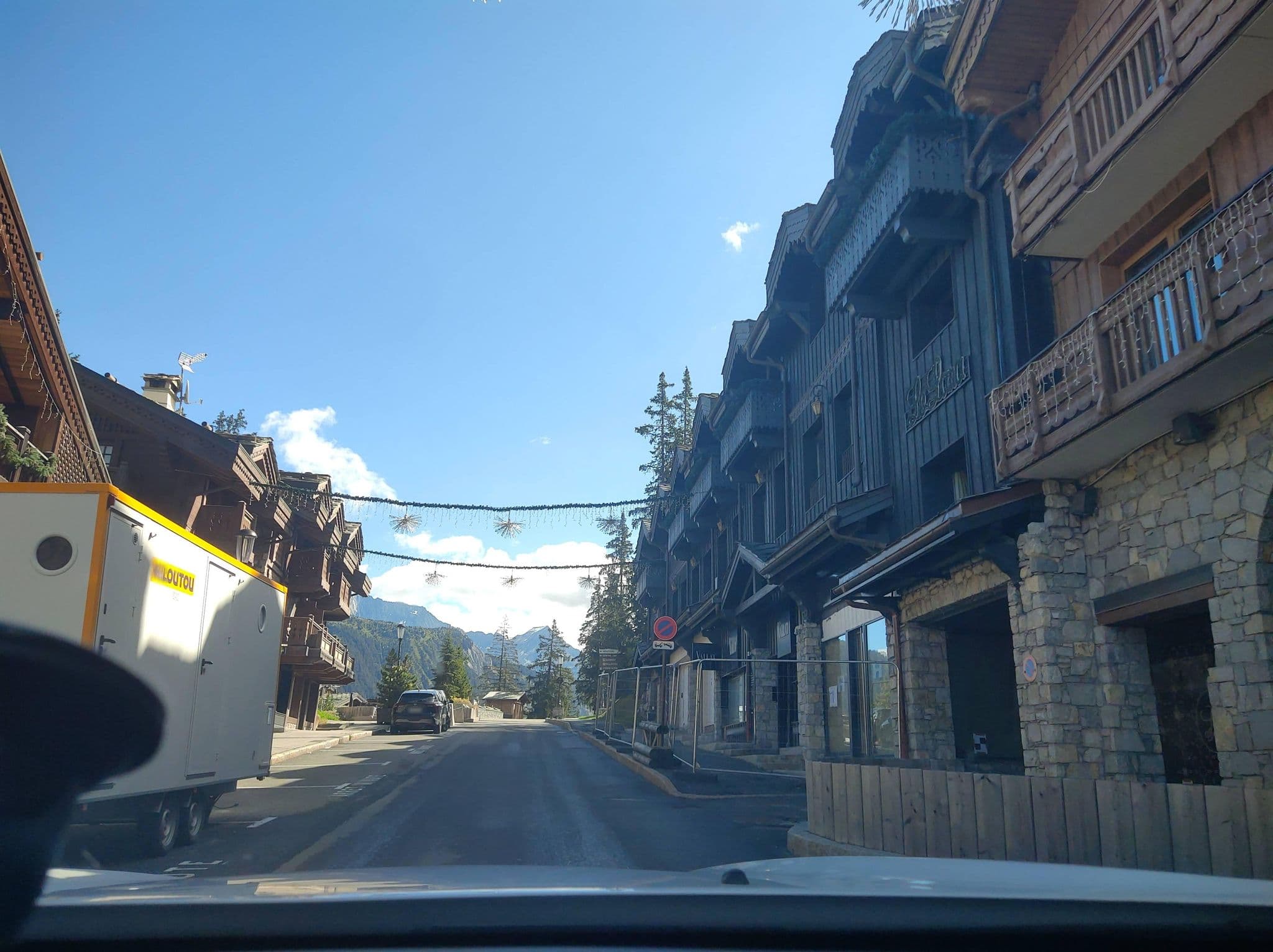 Street view near Hôtel les Tovets, Courchevel — © MatthieuF4FNE (CC BY-SA · Mapillary)