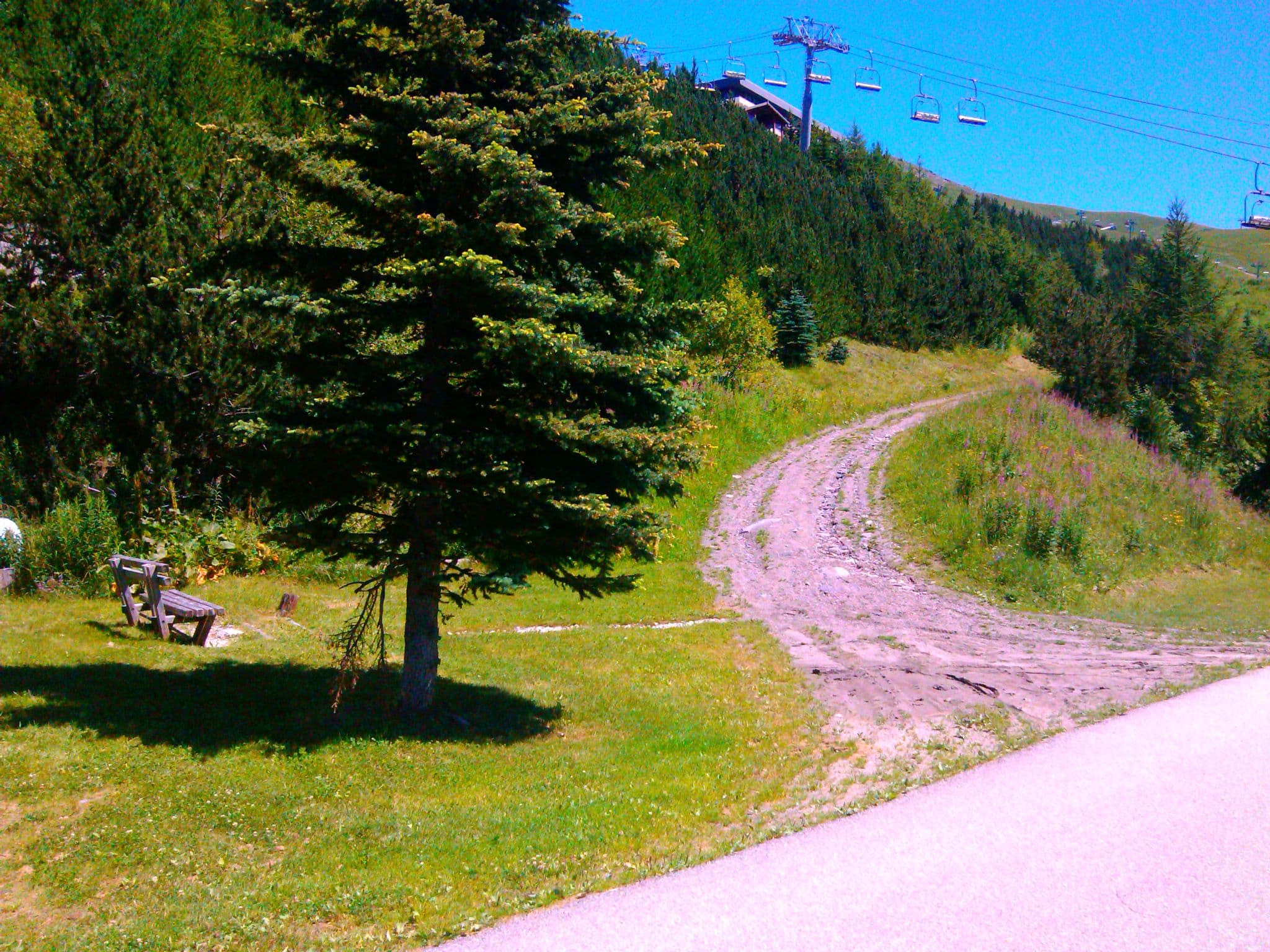 Street view near Belambra Les Menuires, Val Thorens — © zerpou (CC BY-SA · Mapillary)