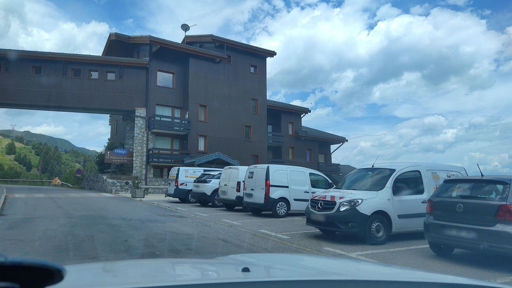Street view near Le Hameau du Mottaret, Méribel — © MatthieuF4FNE (CC BY-SA · Mapillary)