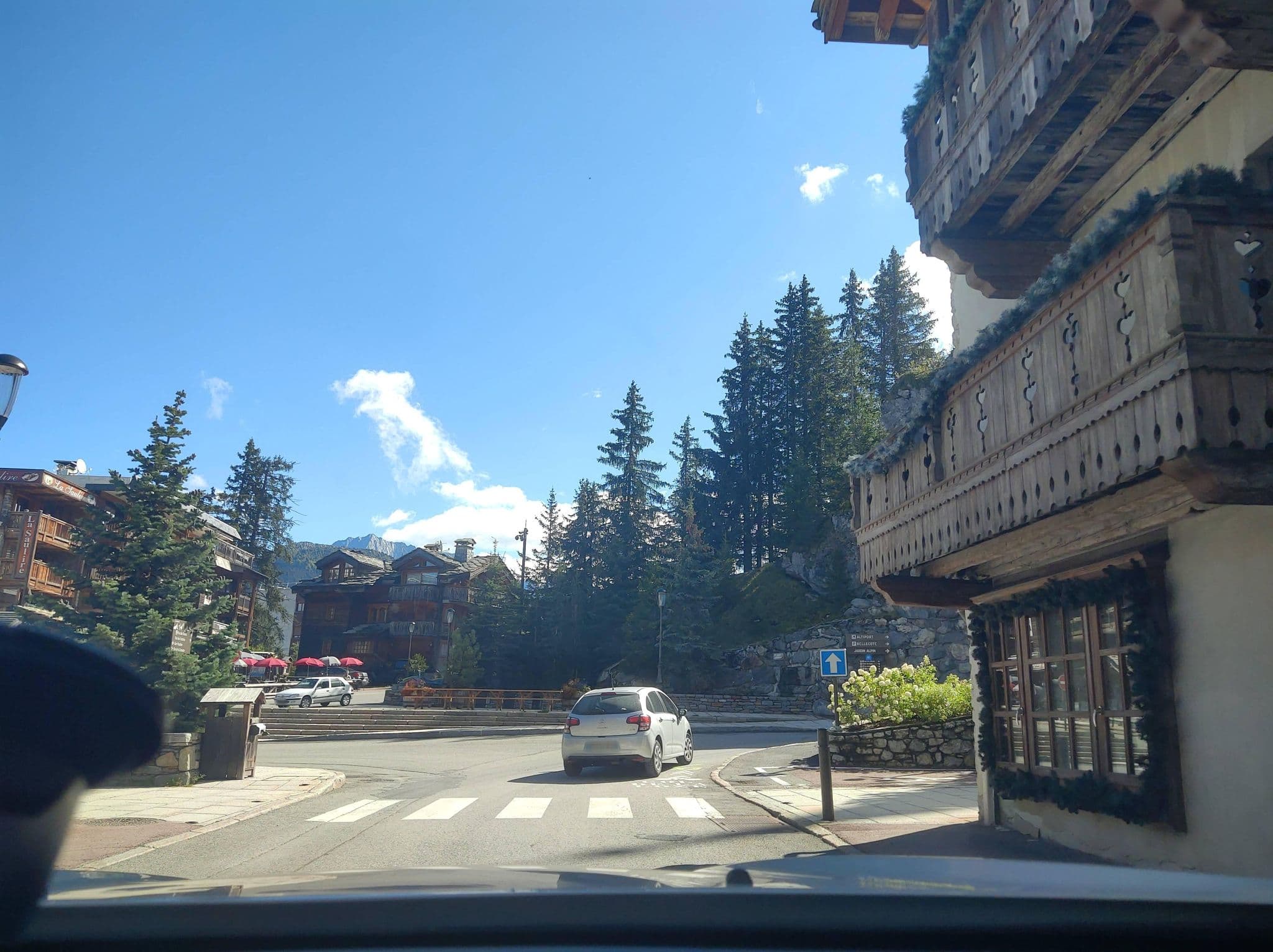 Street view near Les Trappeurs, Courchevel — © MatthieuF4FNE (CC BY-SA · Mapillary)
