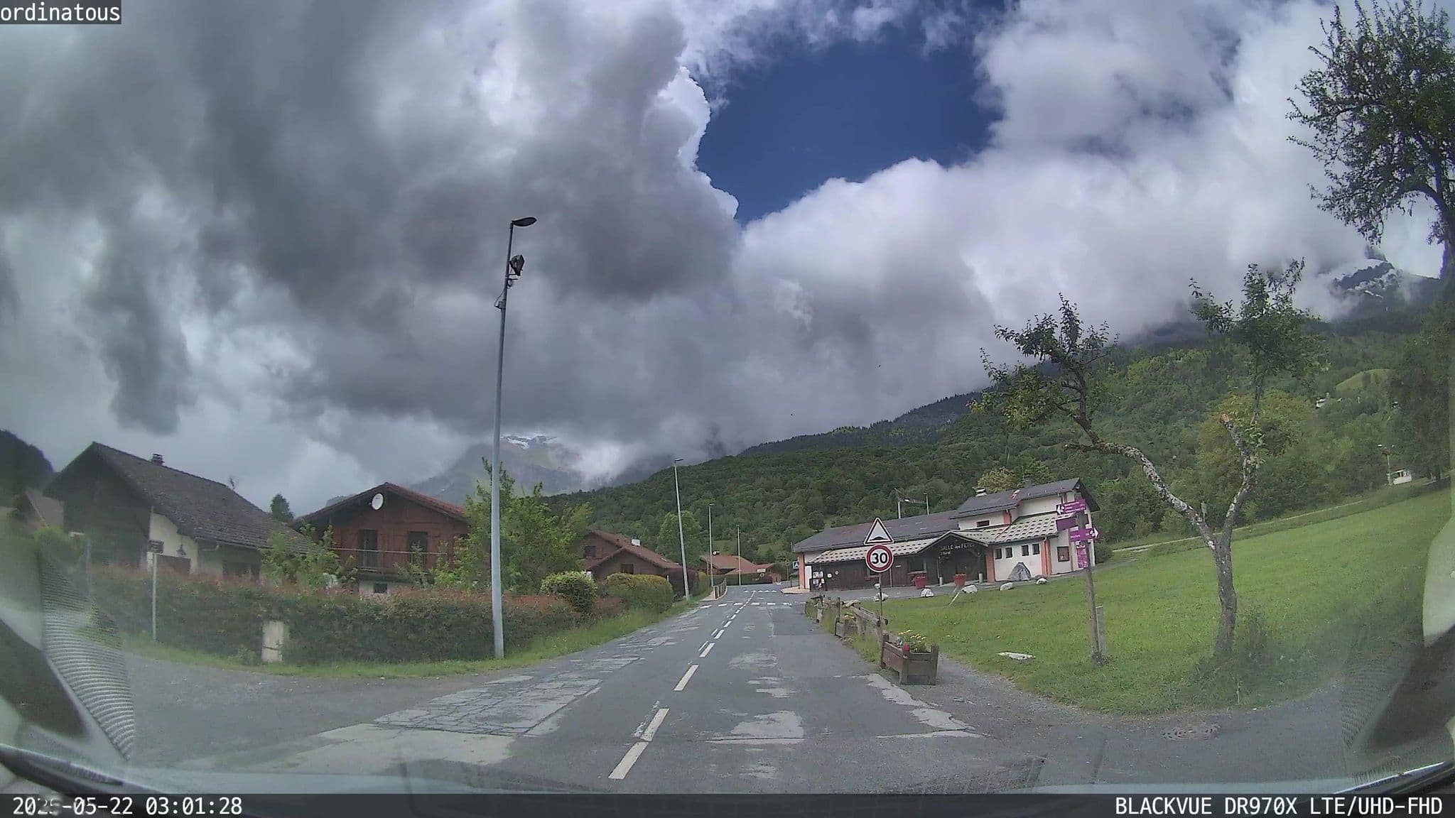 Street view near Gruz Tavernier Andree, Les Houches — © ordinatous (CC BY-SA · Mapillary)