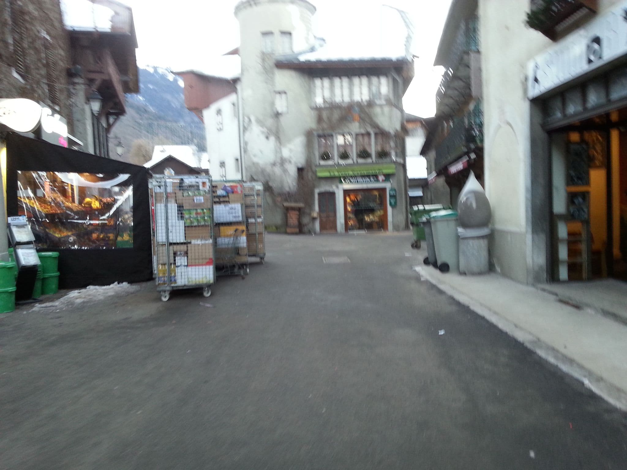 Street view near Appartements la Maison Salina, Samoëns — © overflorian (CC BY-SA · Mapillary)