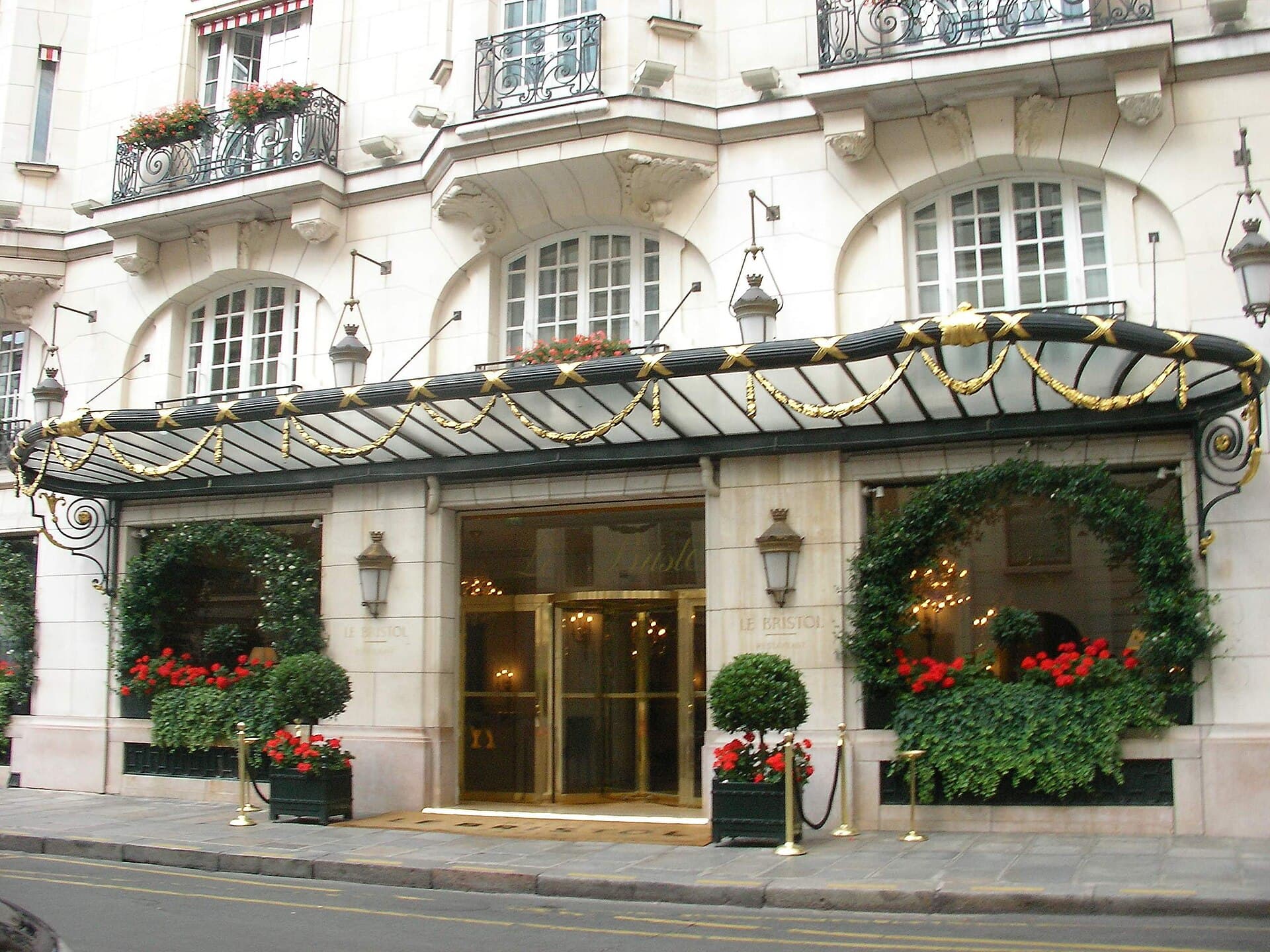 Le Bristol (via Wikimedia Commons, CC BY-SA 4.0)