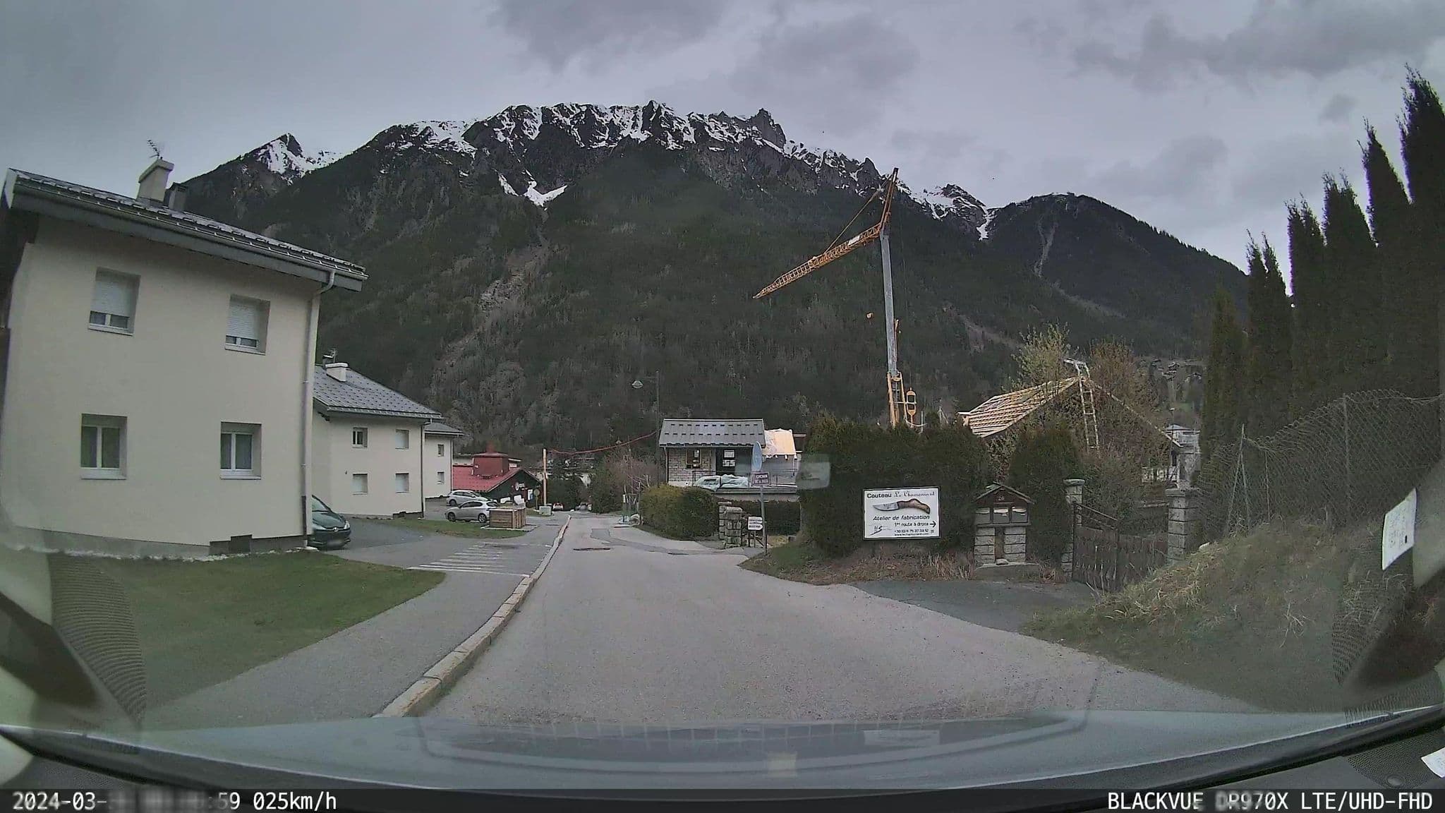Street view near Les Lutins, Chamonix-Mont-Blanc — © ordinatous (CC BY-SA · Mapillary)