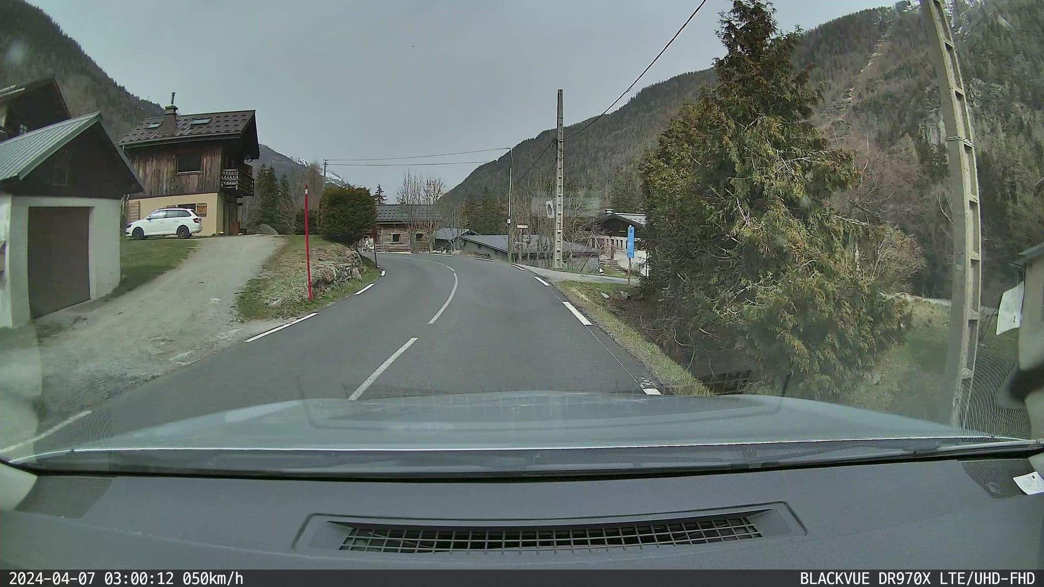 Street view near Les Racas, Chamonix-Mont-Blanc — © ordinatous (CC BY-SA · Mapillary)