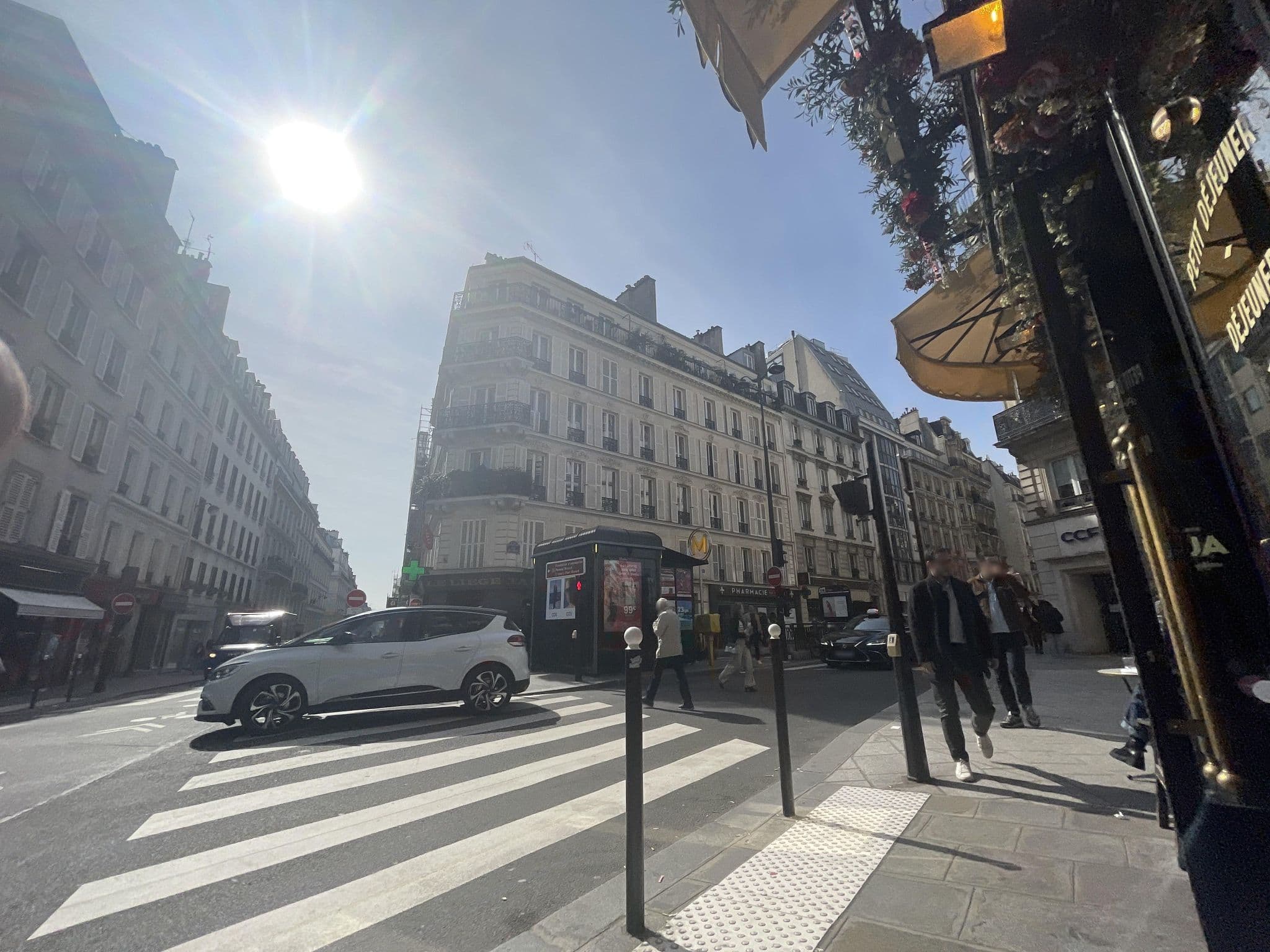 Street view near NHB, Paris 17 Batignolles-Monceau — © jdbsh82ndjejw472829 (CC BY-SA · Mapillary)