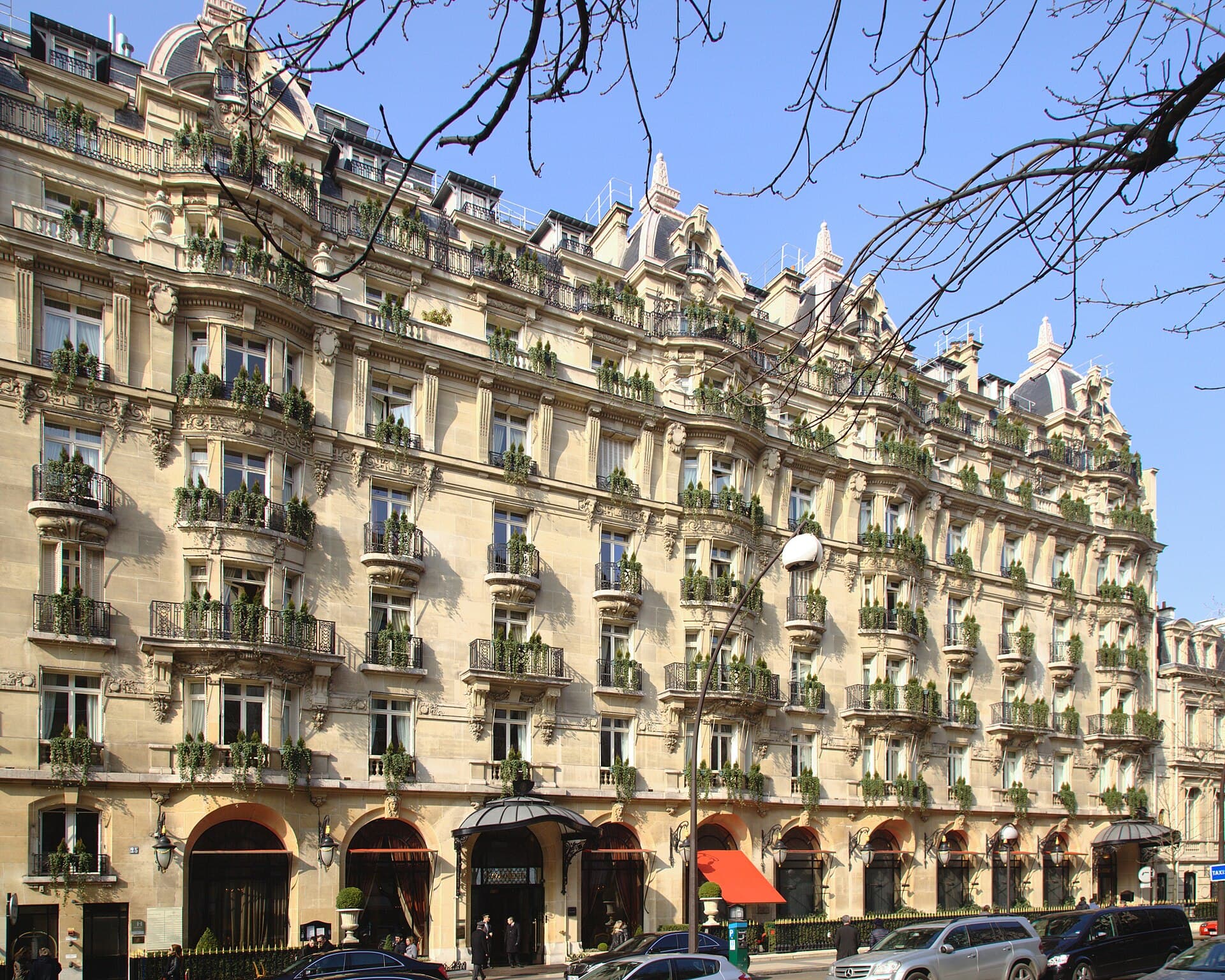 Hôtel Plaza Athénée (via Wikimedia Commons, CC BY-SA 3.0)