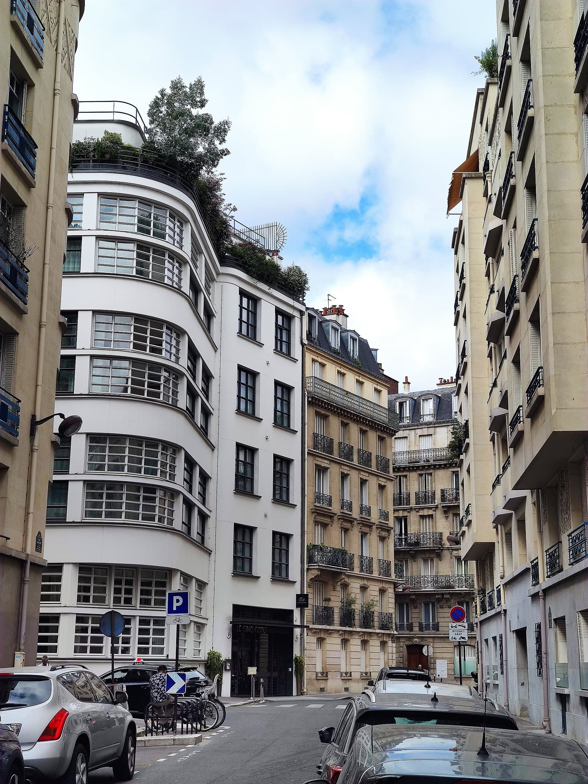 Hôtel Le Cinq Codet (via Wikimedia Commons, CC BY 4.0)