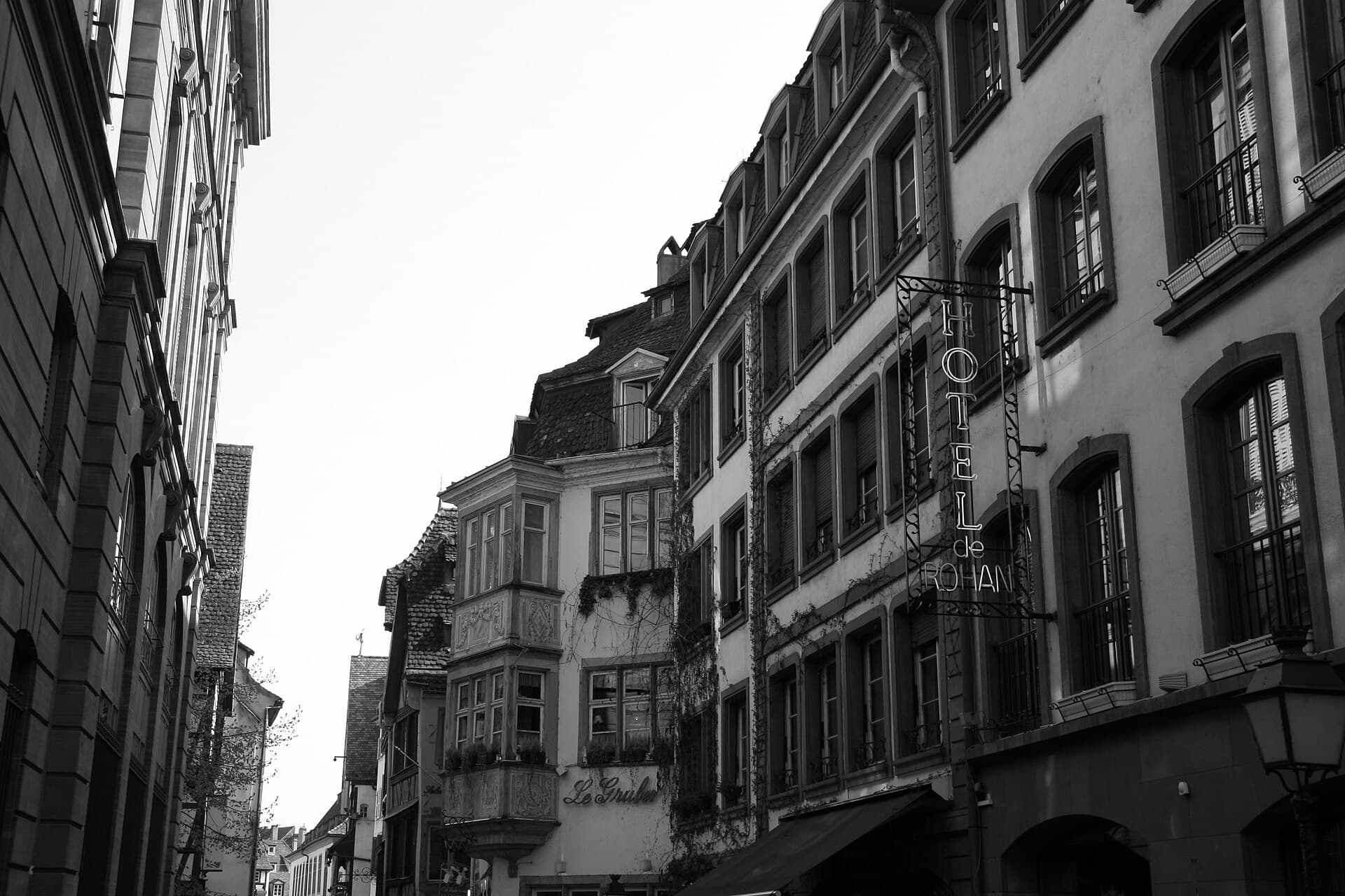 Hotel Rohan (via Wikimedia Commons, CC BY-SA 2.0)