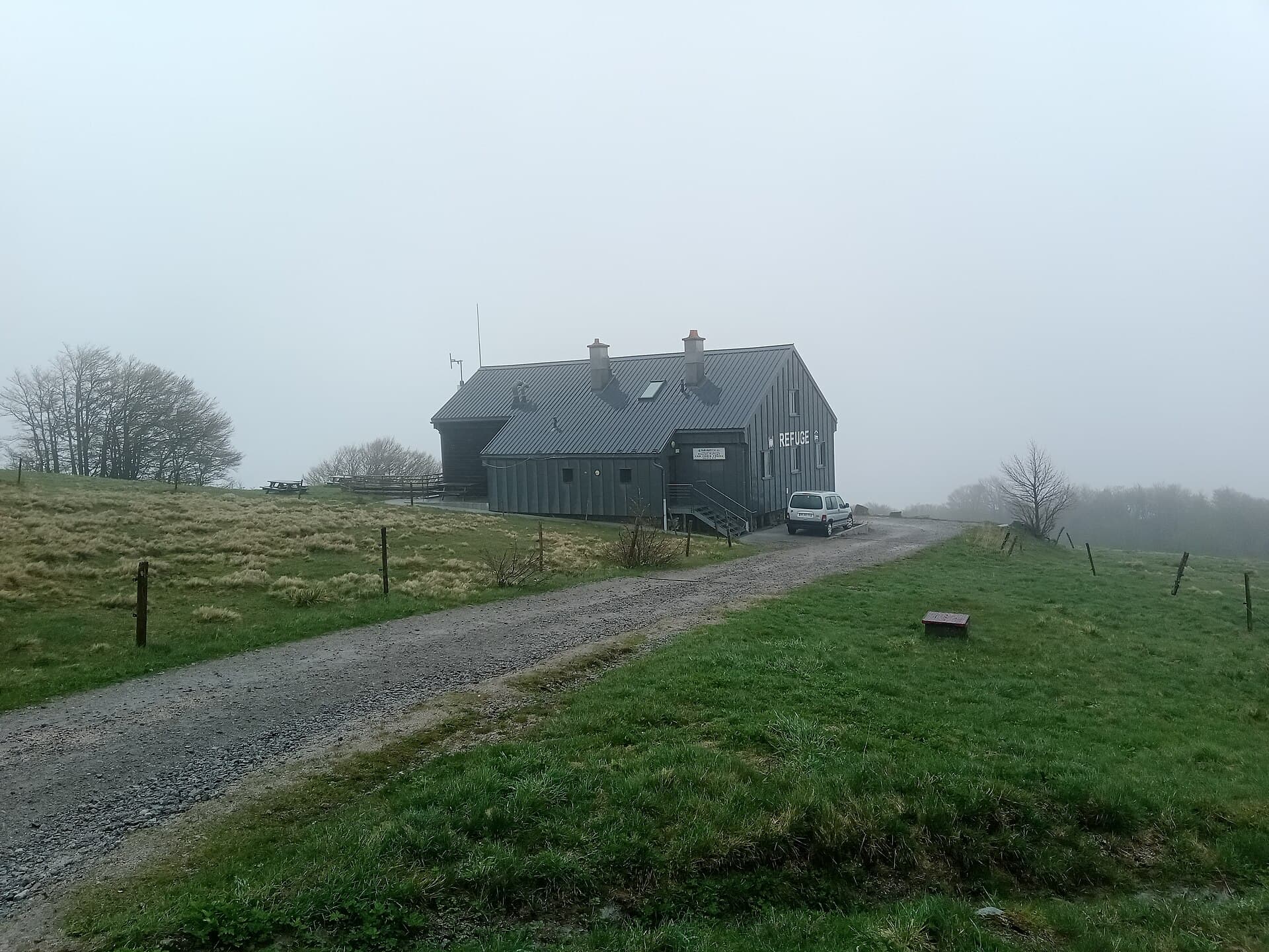 Chalet-refuge Les Trois Fours (via Wikimedia Commons, CC BY-SA 4.0)