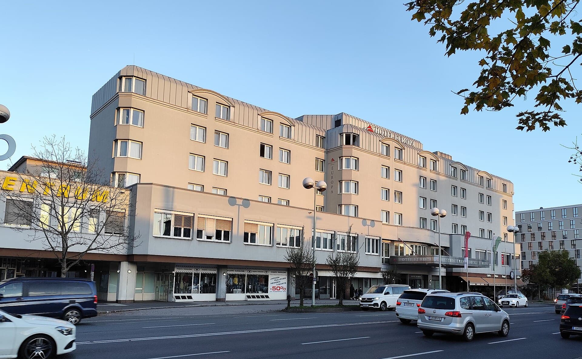 Austria Trend Hotel Europa (via Wikimedia Commons, CC BY 4.0)