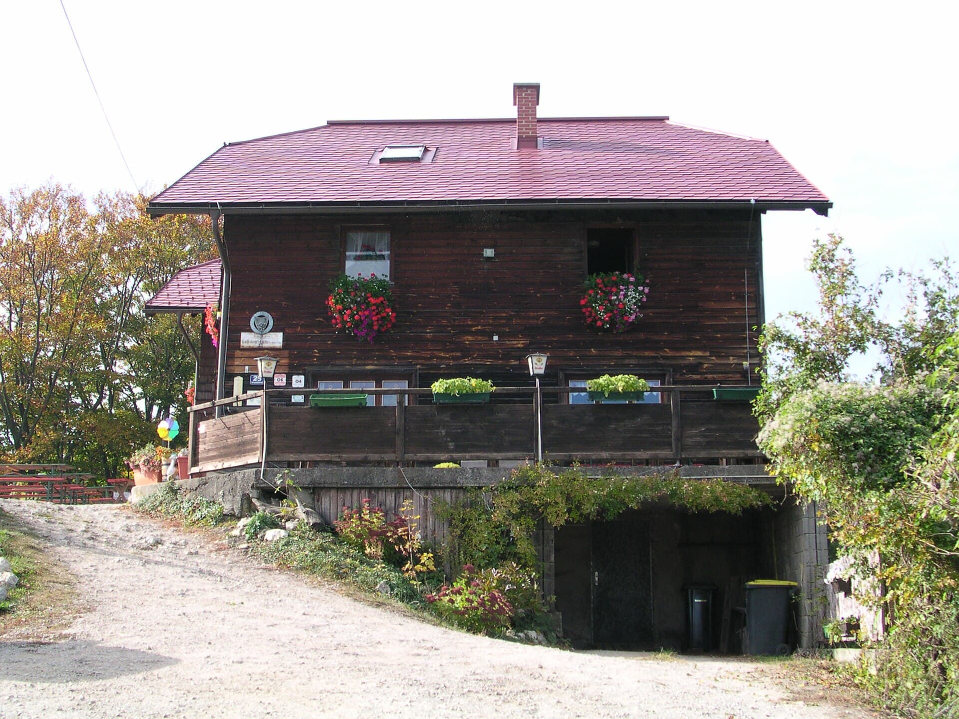 Kaiserkogelhütte (via Wikimedia Commons, Public domain)