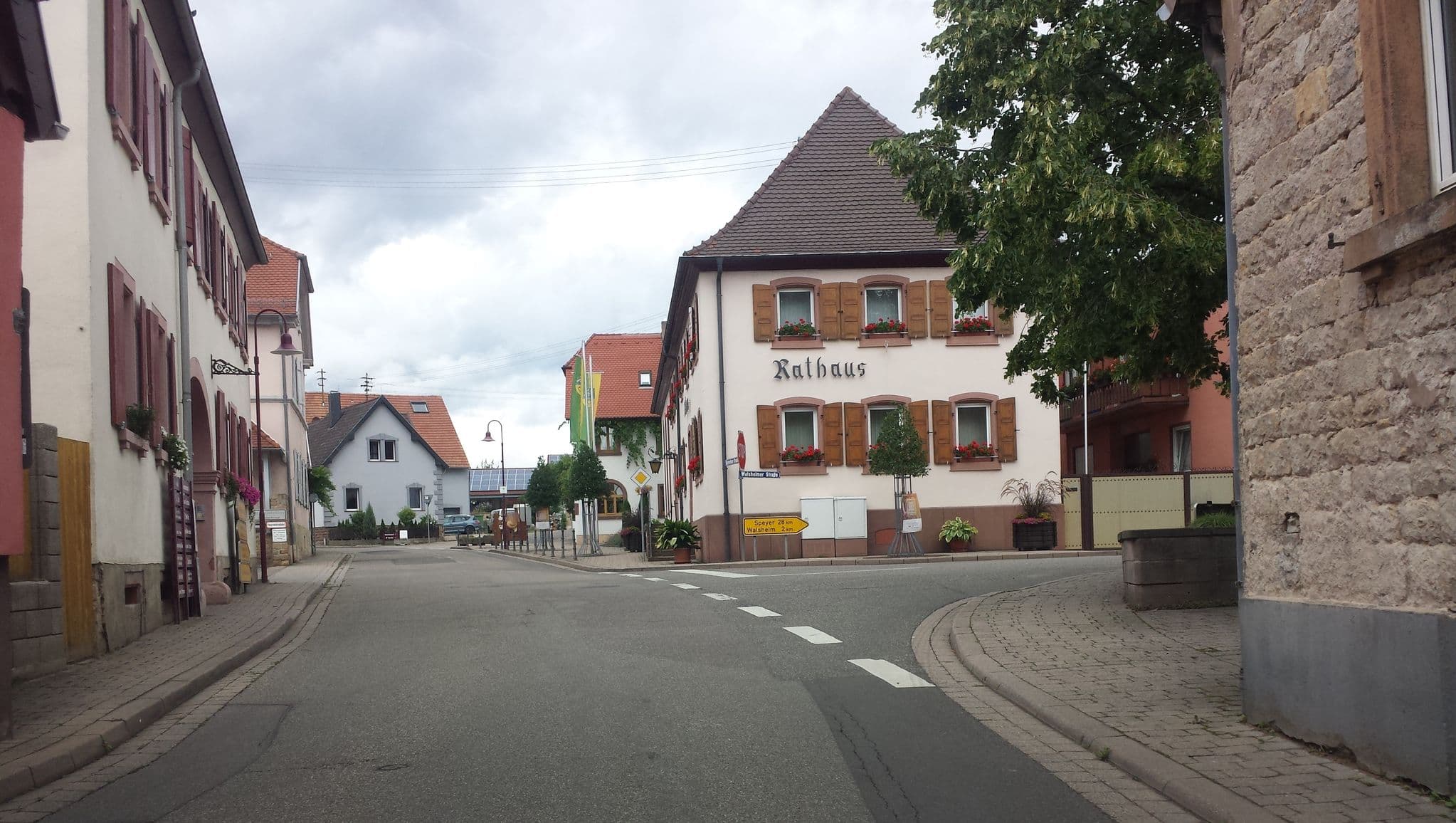 Street view near Haus Sonnenschein, Rhodt unter Rietburg — © wegavision (CC BY-SA · Mapillary)