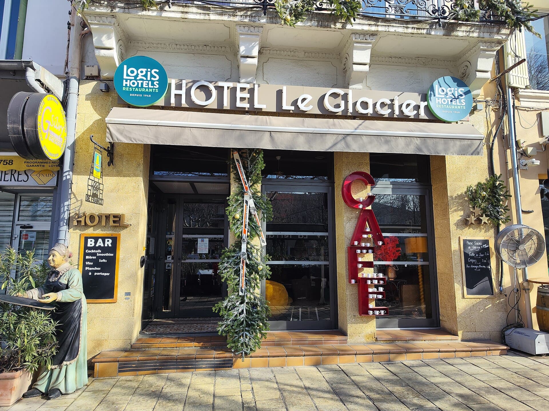 Hôtel Le Glacier (via Wikimedia Commons, CC BY-SA 3.0)