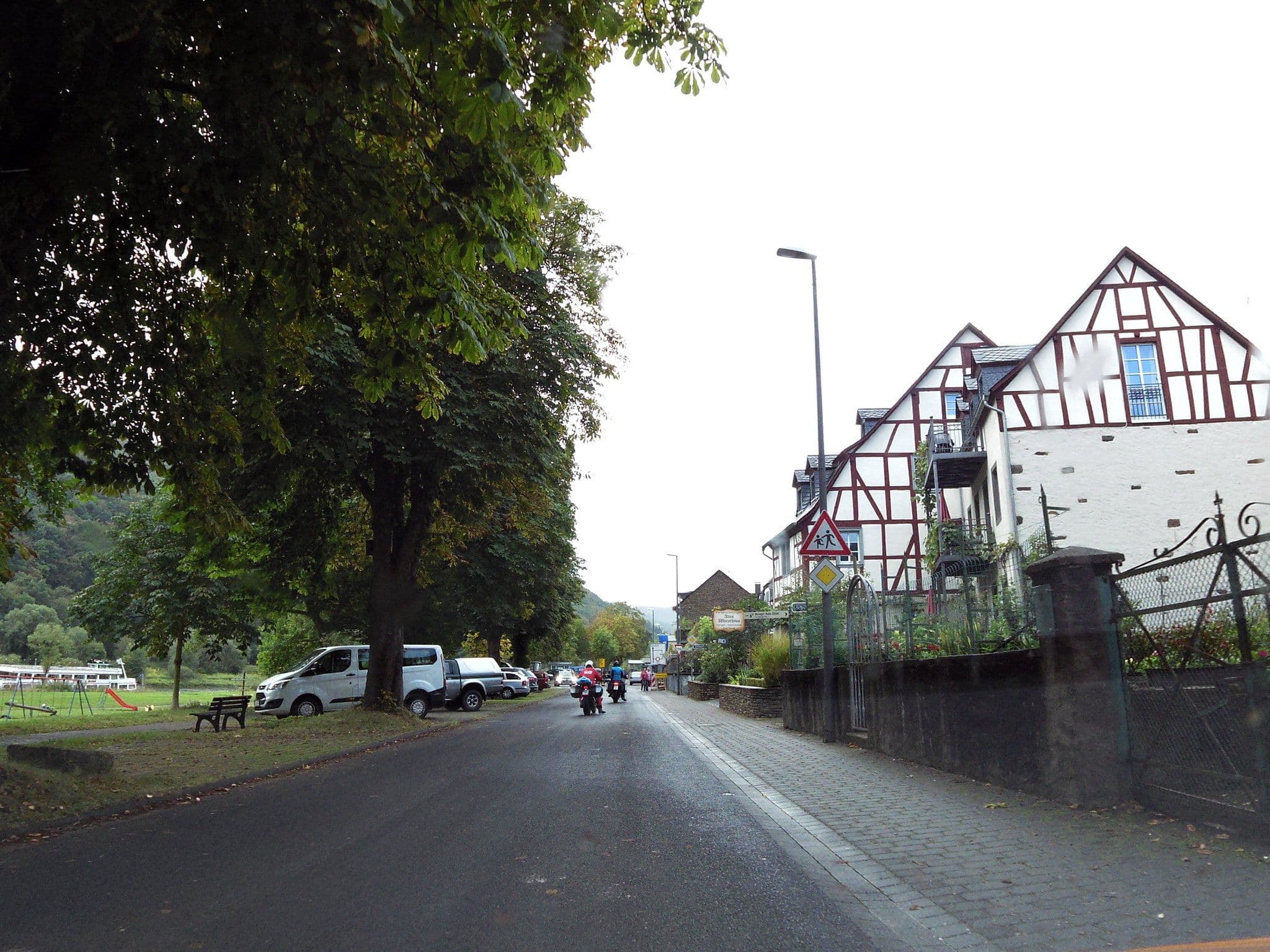 Street view near lönarz-thielmann, Bruttig-Fankel — © moenk (CC BY-SA · Mapillary)