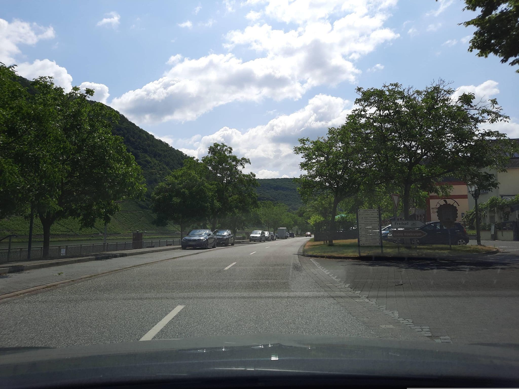 Street view near Hotel Weinhaus Fuhrman, Bruttig-Fankel — © Lowiekse (CC BY-SA · Mapillary)