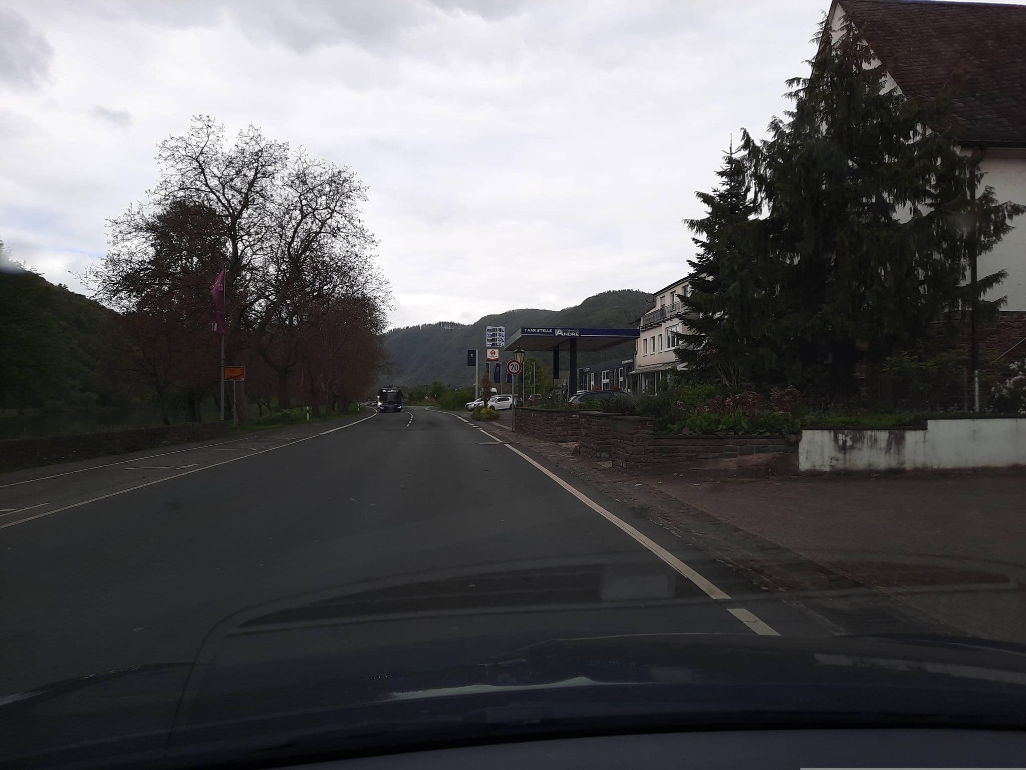 Street view near Haus Osterlämmchen, Ediger-Eller — © Lowiekse (CC BY-SA · Mapillary)