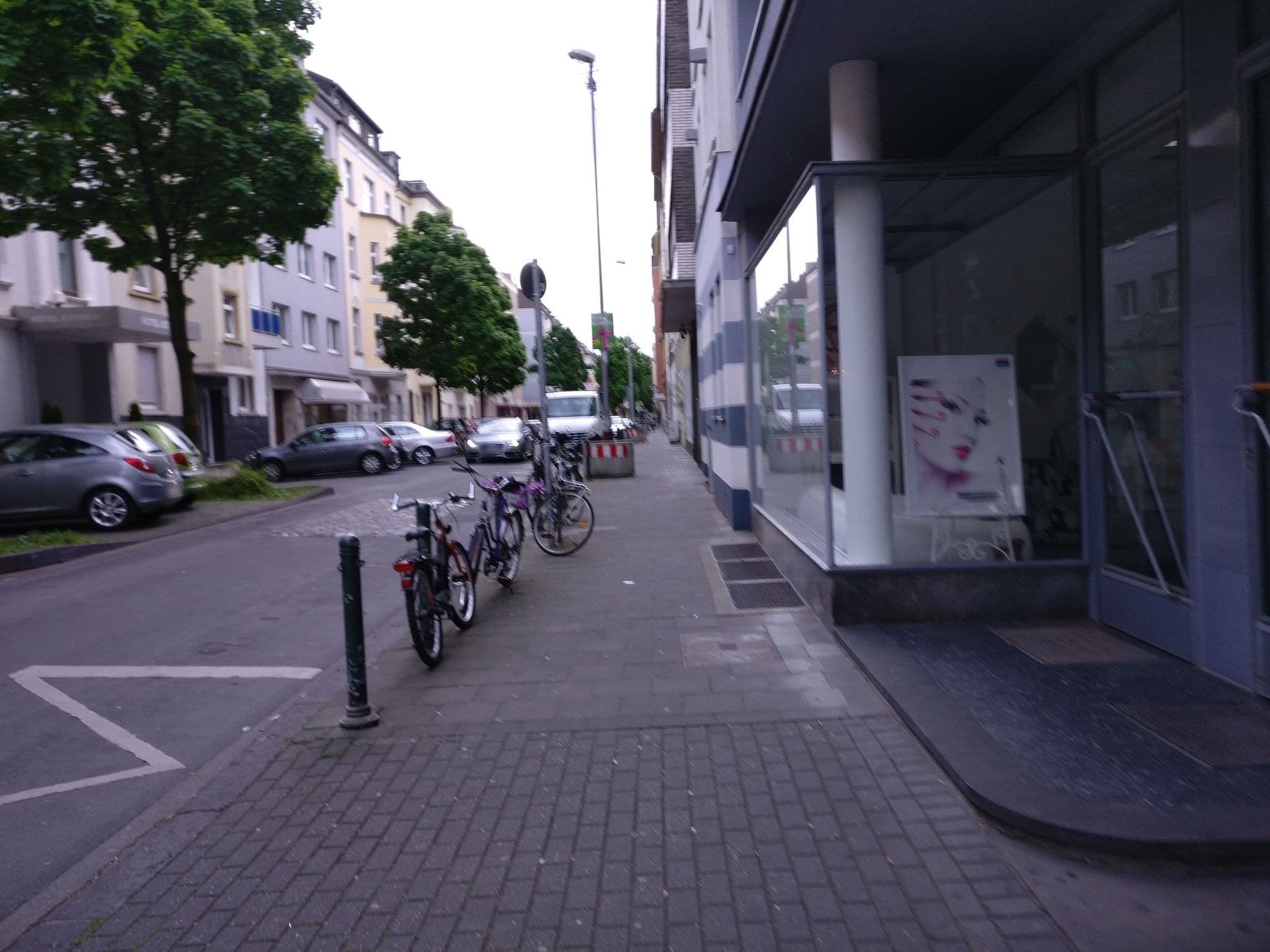 Street view near Apartmenthaus Rödig, Düsseldorf — © bobdd (CC BY-SA · Mapillary)