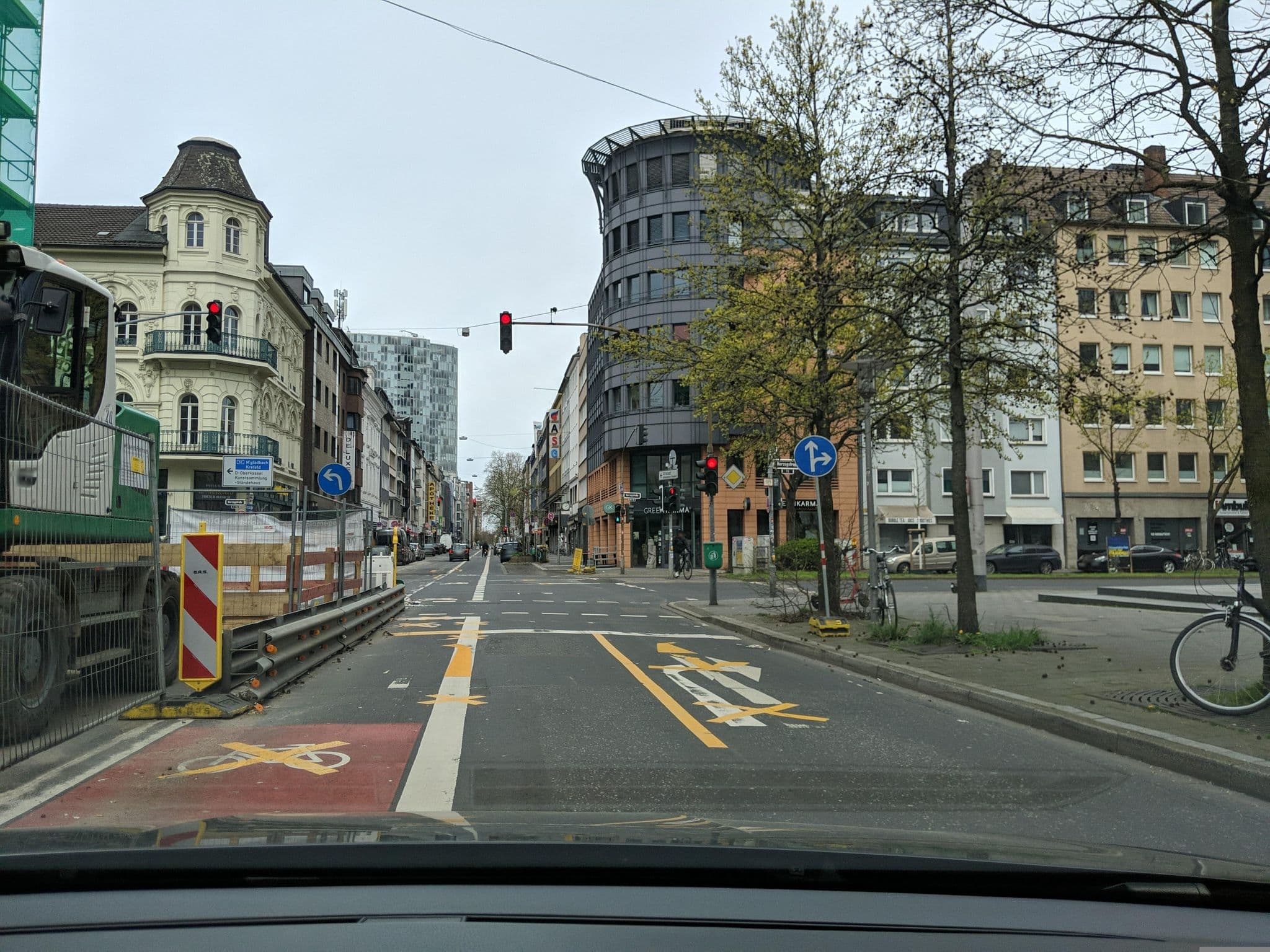 Street view near Hyatt House Düsseldorf, Düsseldorf — © littlefool (CC BY-SA · Mapillary)