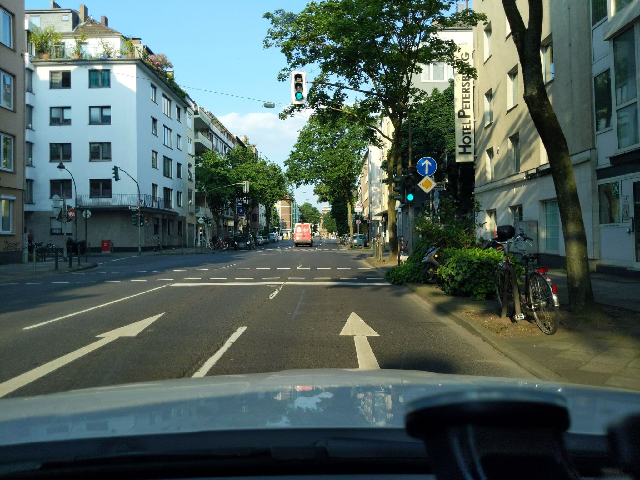 Street view near Hotel Victoria, Düsseldorf — © littlefool (CC BY-SA · Mapillary)