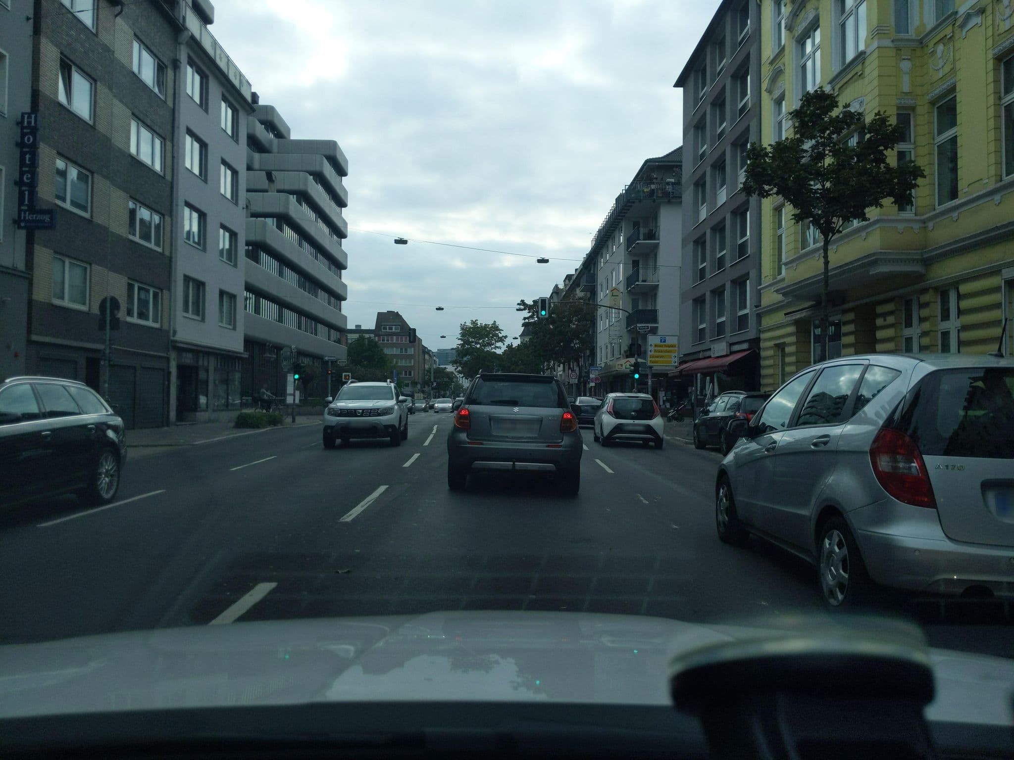 Street view near Hotel Herzog, Düsseldorf — © littlefool (CC BY-SA · Mapillary)