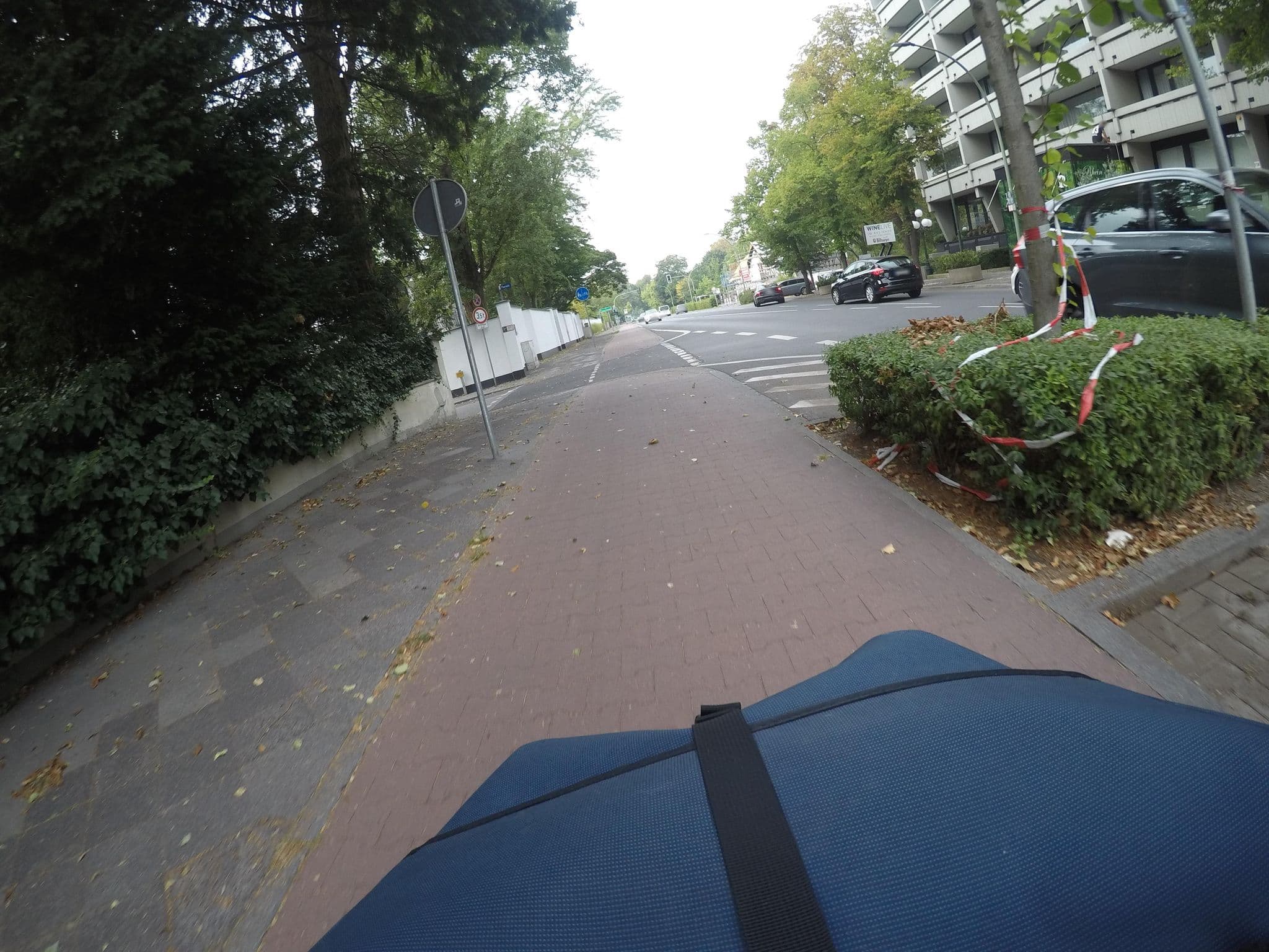 Street view near Lindner Rhein Residence im Rheinhof, Meerbusch — © mfa (CC BY-SA · Mapillary)