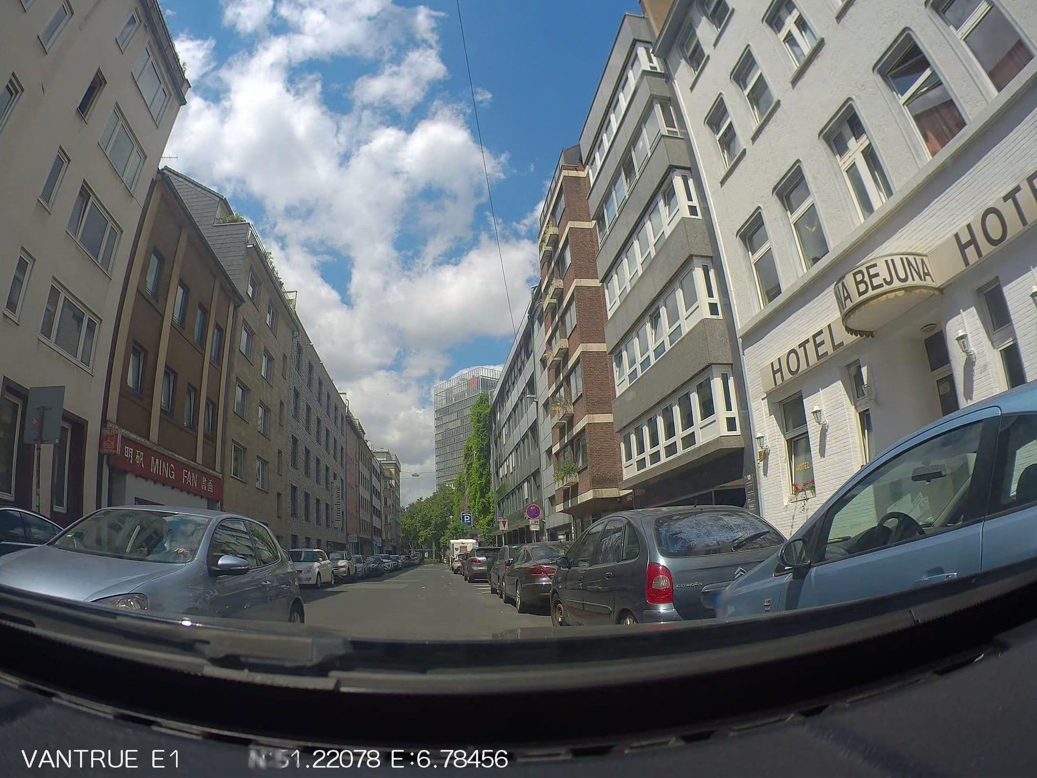 Street view near Hotel Monopol Düsseldorf, Düsseldorf — © hiwi234 (CC BY-SA · Mapillary)