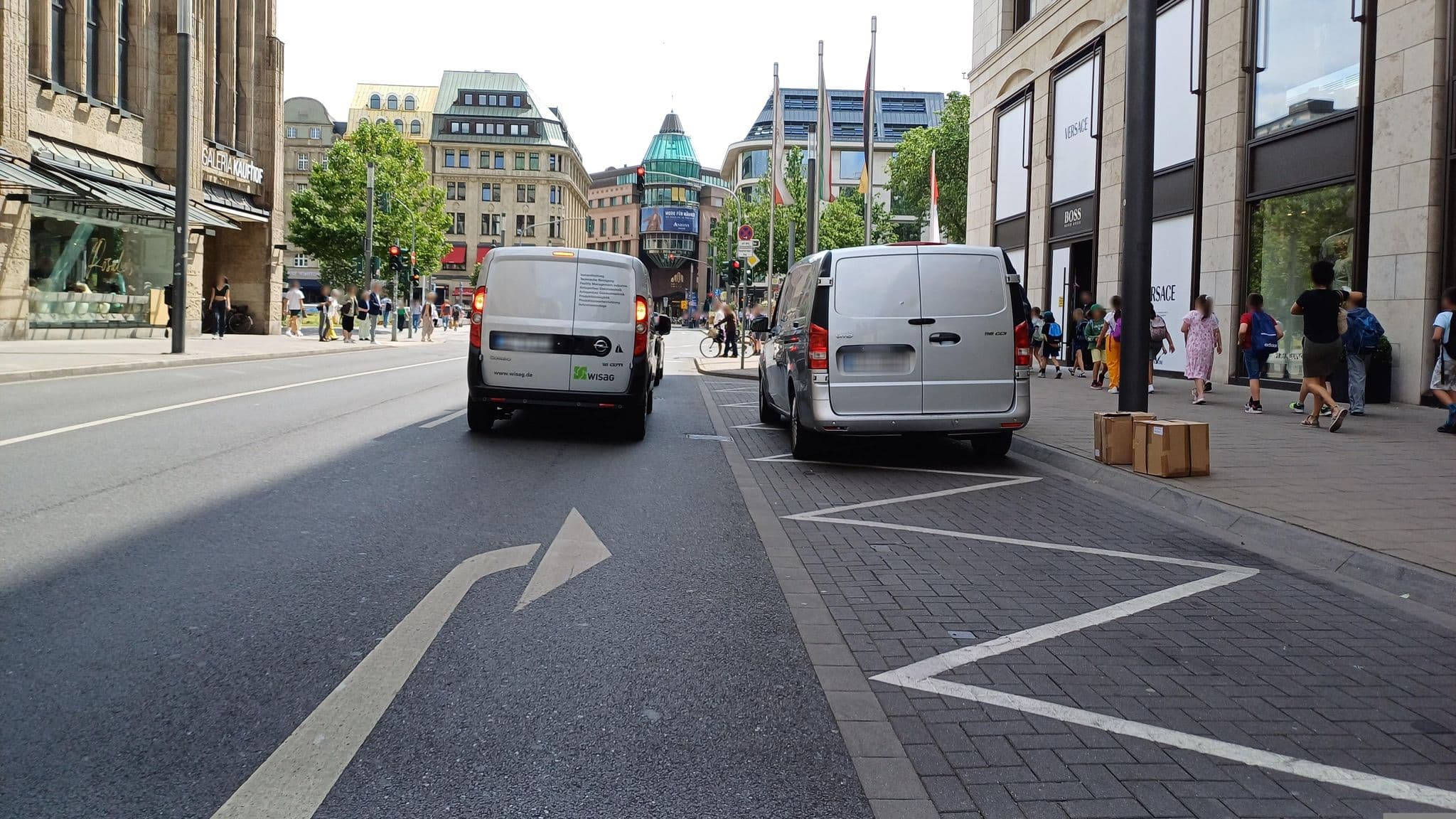 Street view near Novotel West Hotel Düsseldorf, Düsseldorf — © Hambo (CC BY-SA · Mapillary)