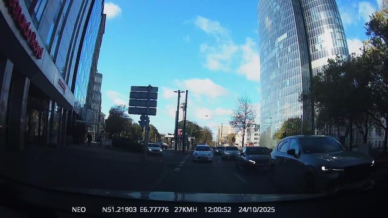 Street view near Insomia, Düsseldorf — © TechniPorter (CC BY-SA · Mapillary)