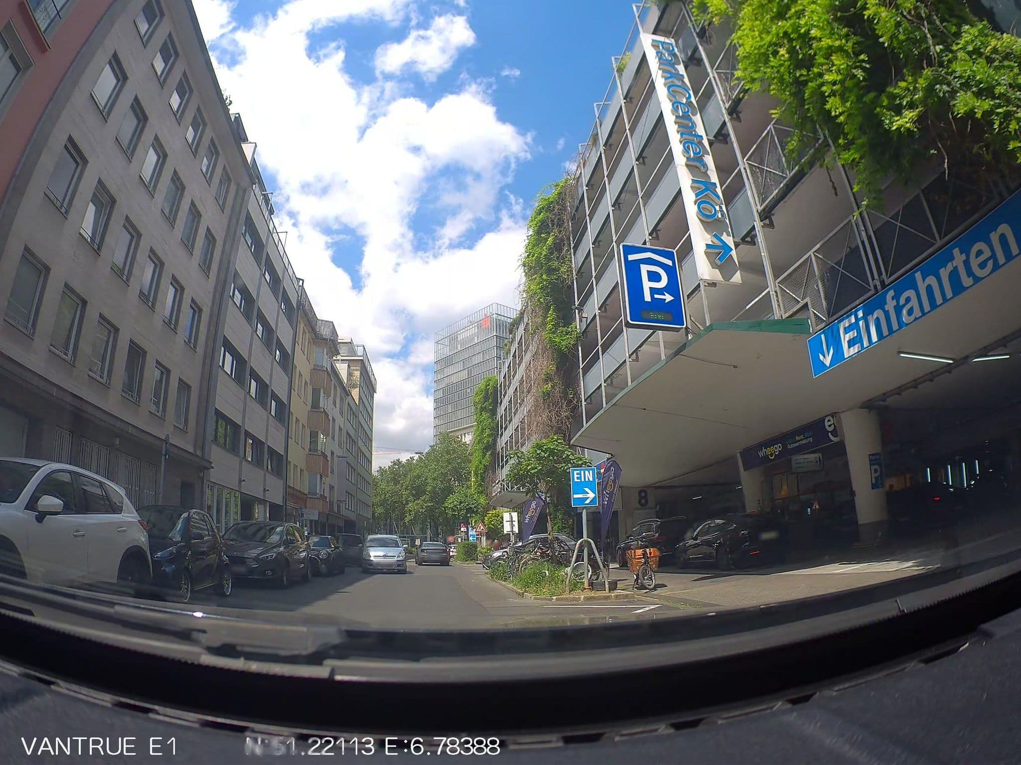 Street view near Messeappartements Stresemann-Haus Düsseldorf, Düsseldorf — © hiwi234 (CC BY-SA · Mapillary)