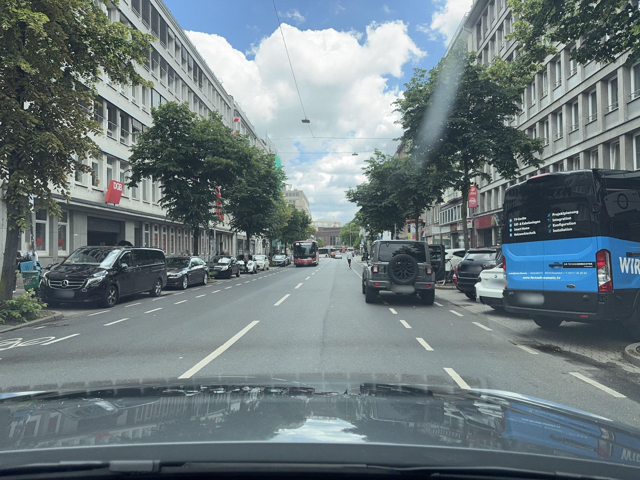 Street view near Oak Inn Duesseldorf, Düsseldorf — © endradon (CC BY-SA · Mapillary)