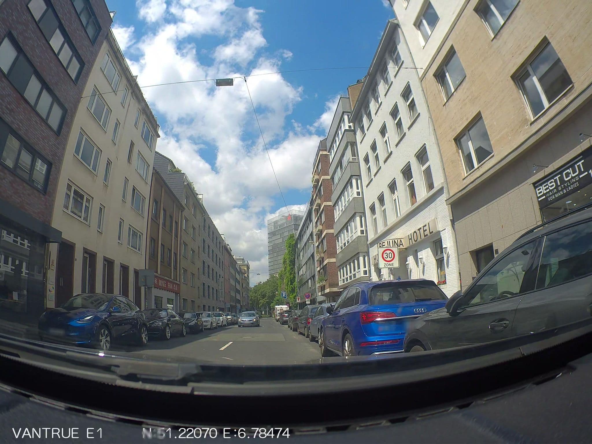 Street view near Nusantara Hotel GmbH, Düsseldorf — © hiwi234 (CC BY-SA · Mapillary)