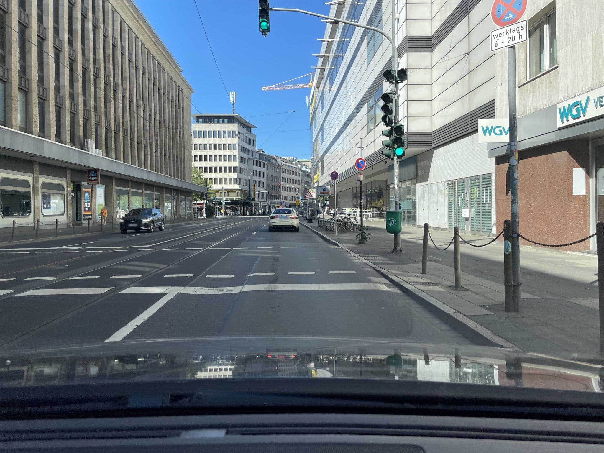 Street view near Center Apartments Tonhallenstraße, Düsseldorf — © endradon (CC BY-SA · Mapillary)