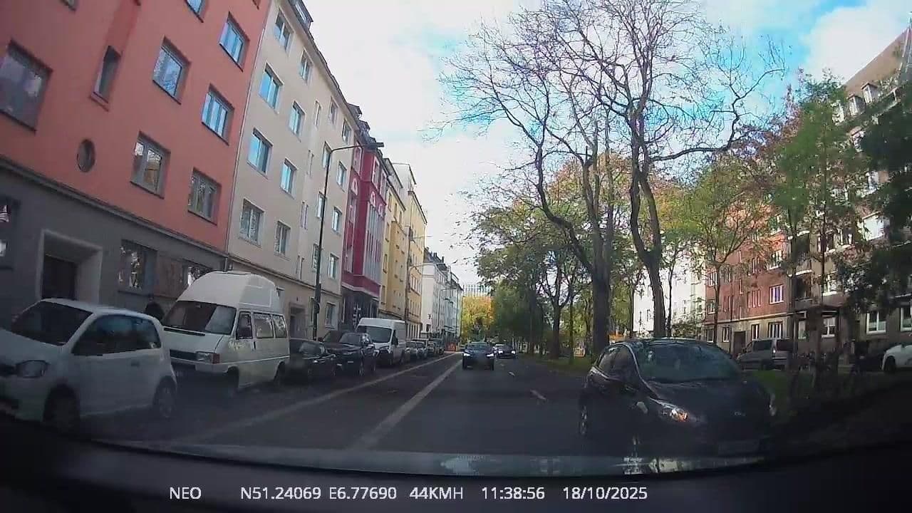 Street view near Bodewig Pension, Düsseldorf-Pempelfort — © TechniPorter (CC BY-SA · Mapillary)
