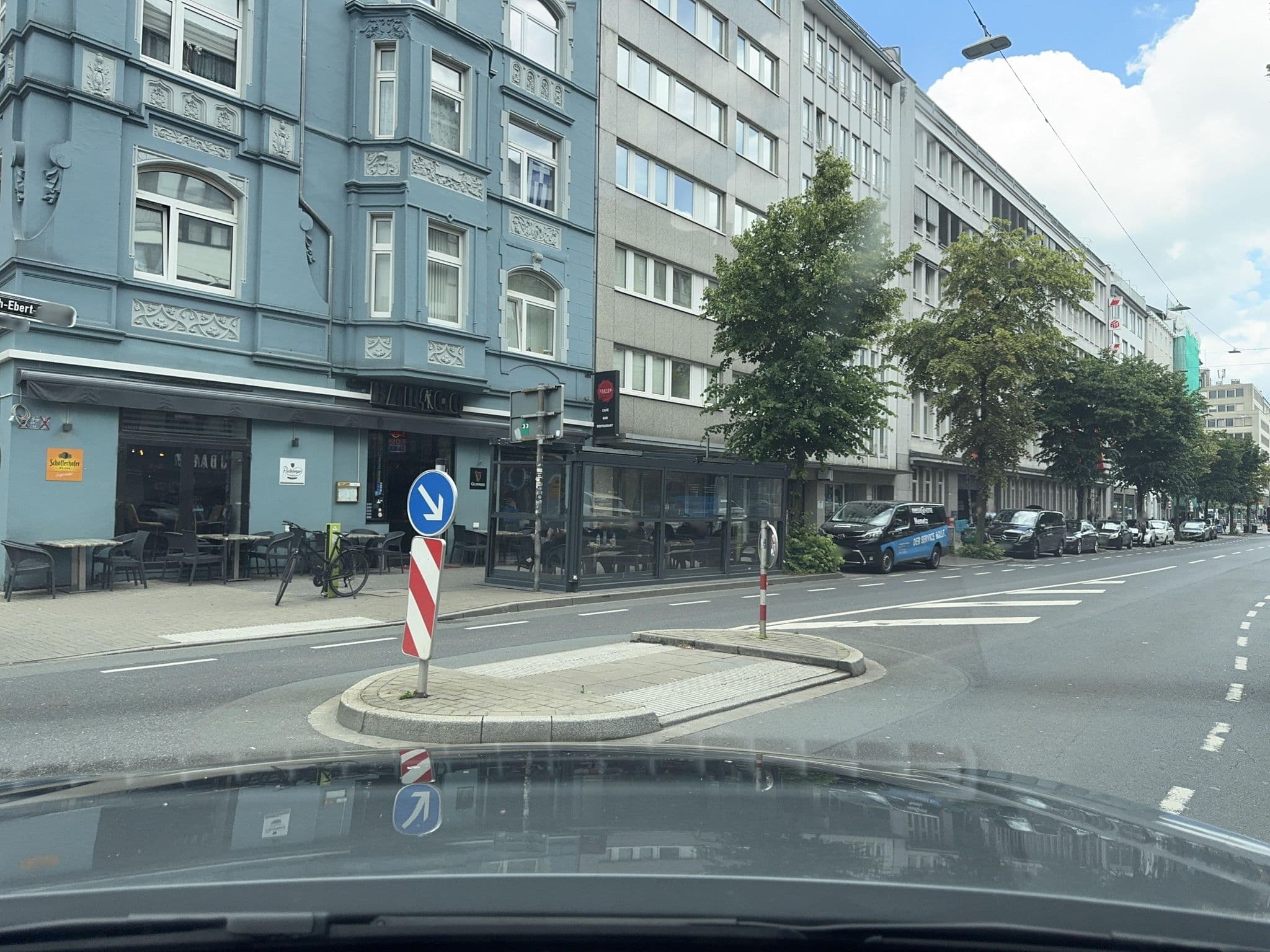 Street view near Ｏak Inn, Düsseldorf — © endradon (CC BY-SA · Mapillary)