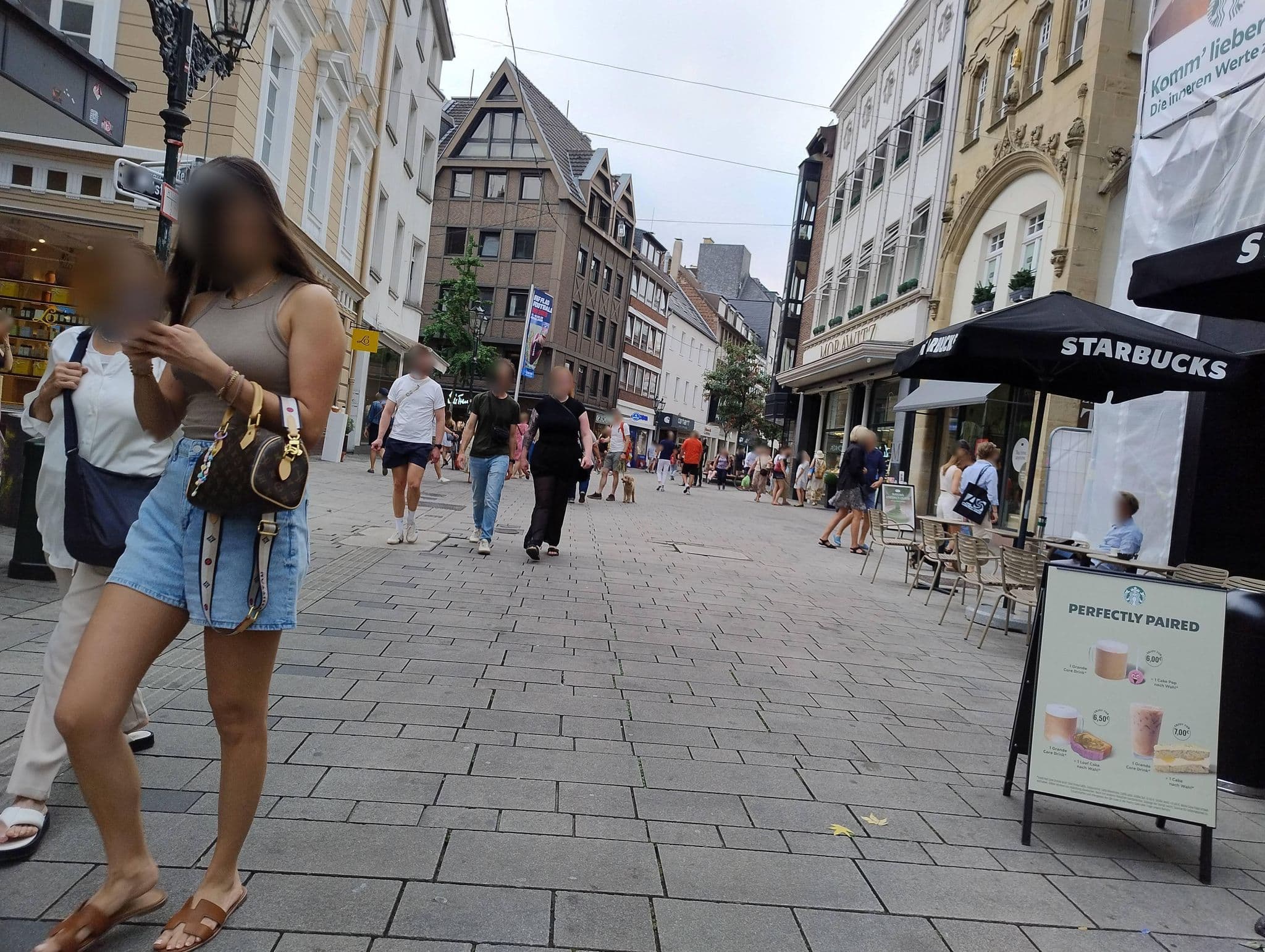 Street view near La Residenza, Düsseldorf — © polyglot (CC BY-SA · Mapillary)