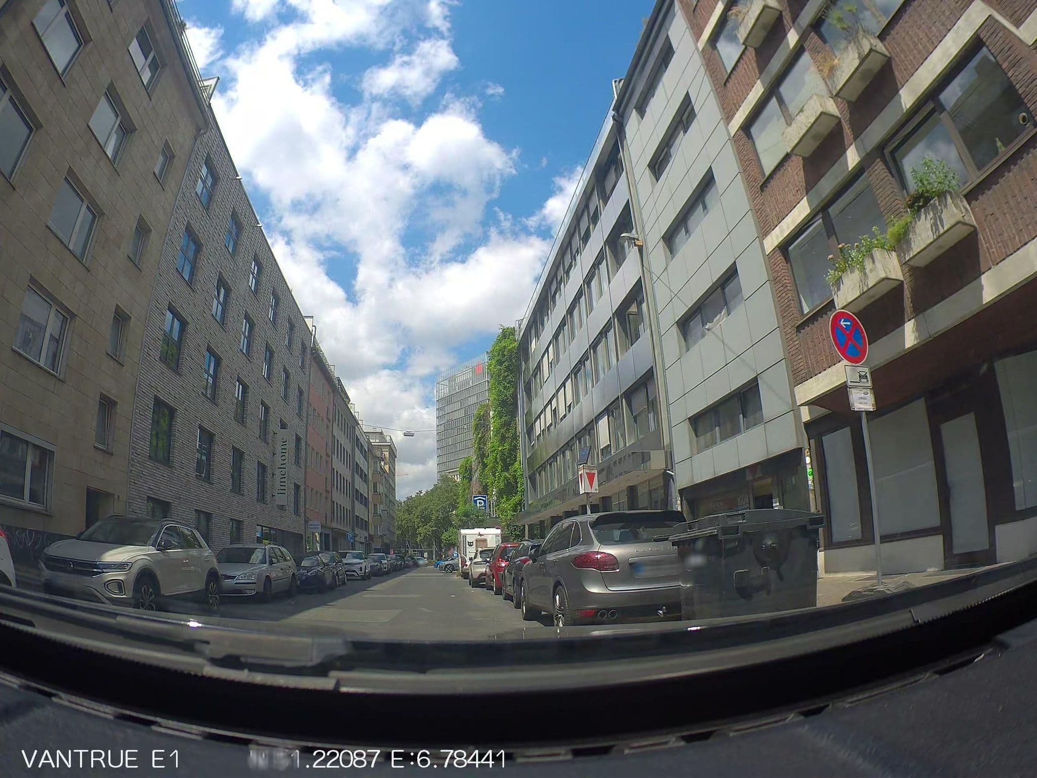 Street view near JOYN Serviced Living Düsseldorf, Düsseldorf — © hiwi234 (CC BY-SA · Mapillary)