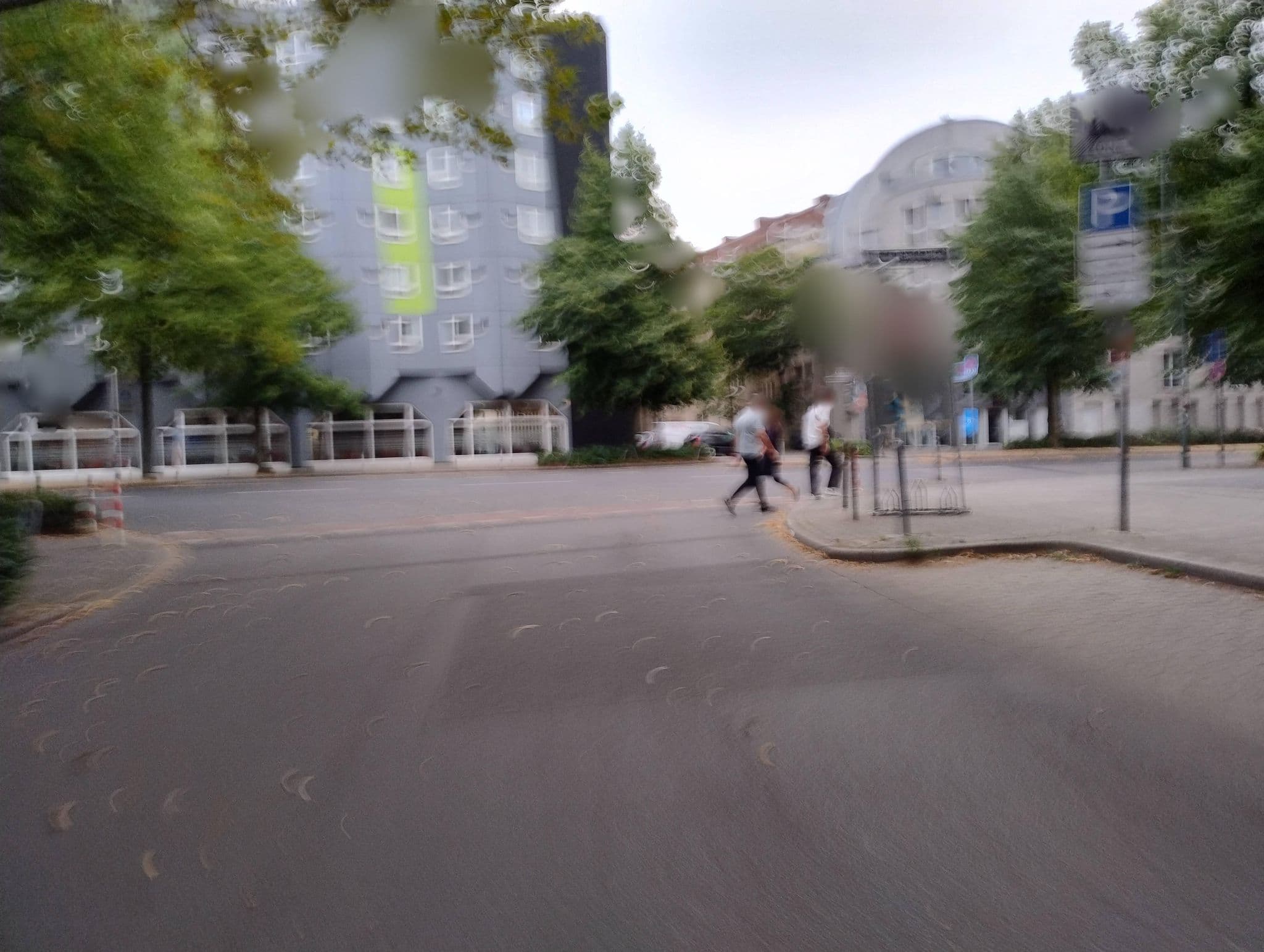 Street view near Leonardo Pool, Düsseldorf — © polyglot (CC BY-SA · Mapillary)