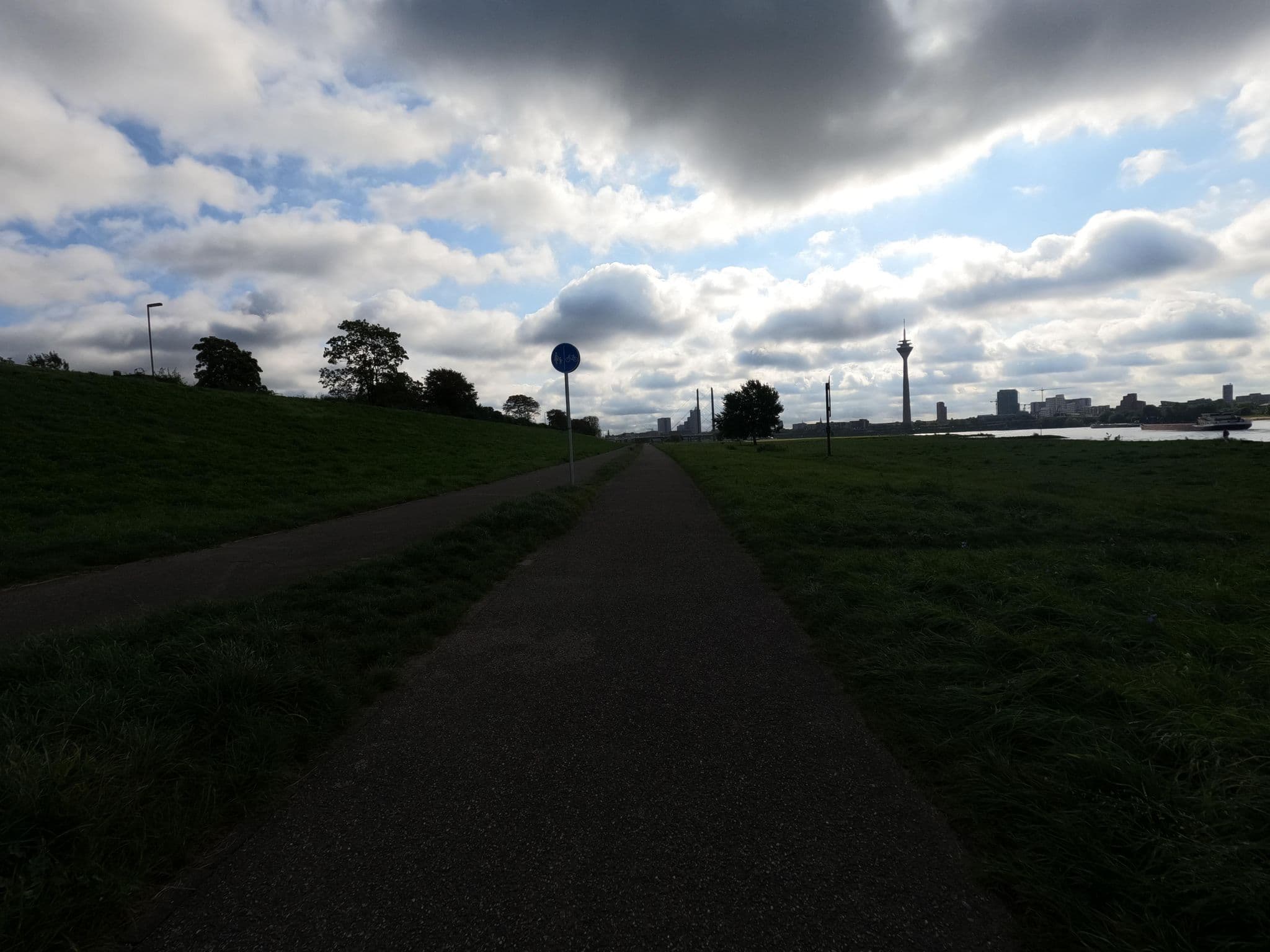 Street view near 742, Düsseldorf — © hektor1989 (CC BY-SA · Mapillary)