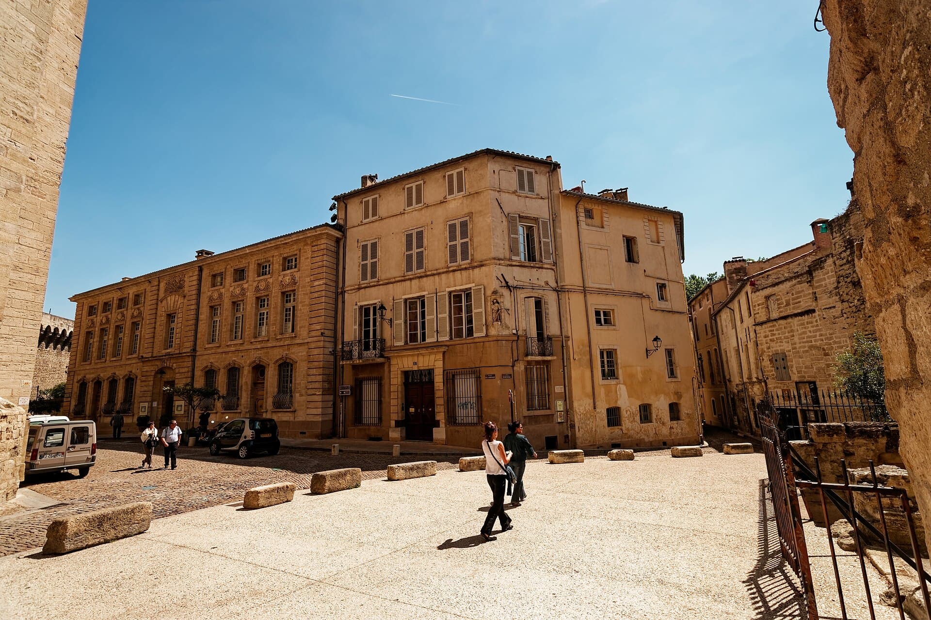 Hôtel la Mirande (via Wikimedia Commons, CC BY-SA 4.0)