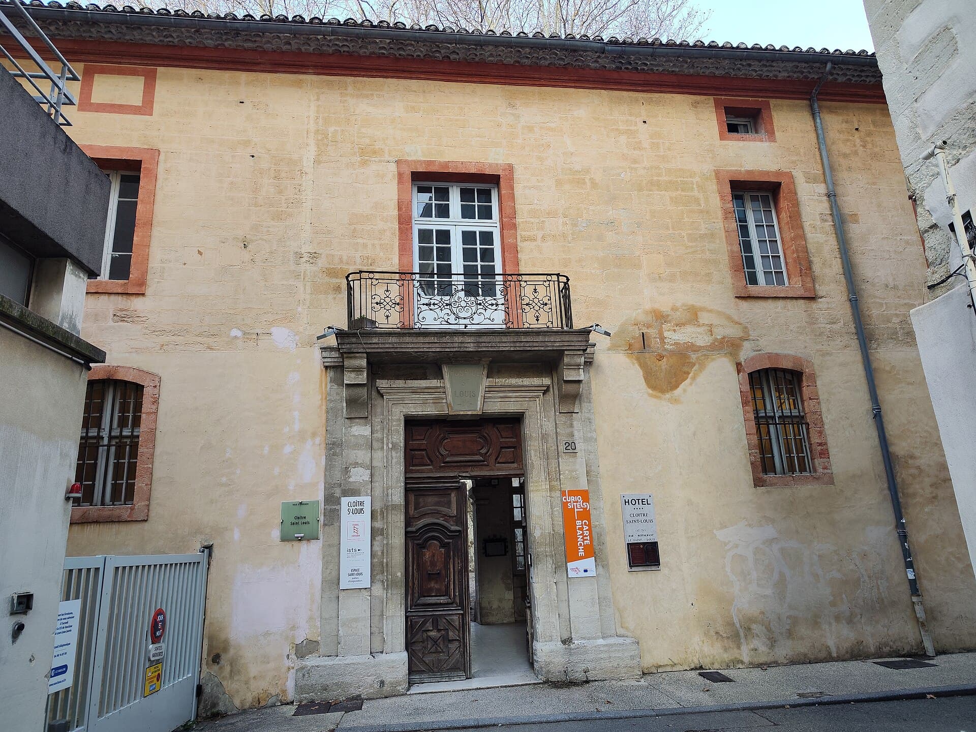 Hôtel Cloître Saint-Louis (via Wikimedia Commons, CC BY-SA 3.0)