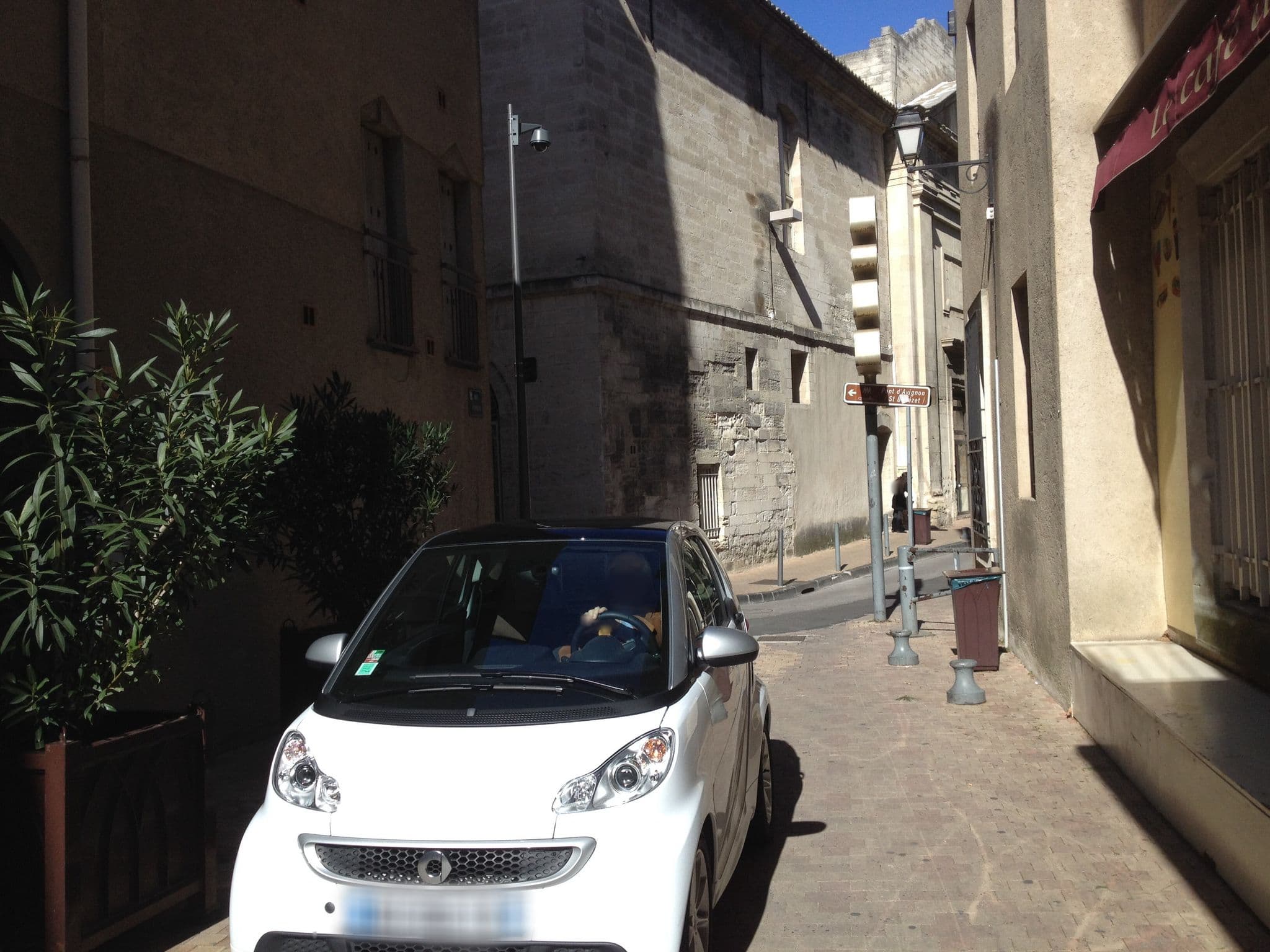 Street view near Hôtel Mercure Pont d'Avignon, Avignon — © zimmy (CC BY-SA · Mapillary)