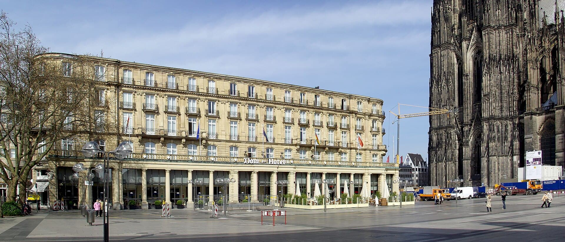Dom Hotel (via Wikimedia Commons, CC BY-SA 4.0)
