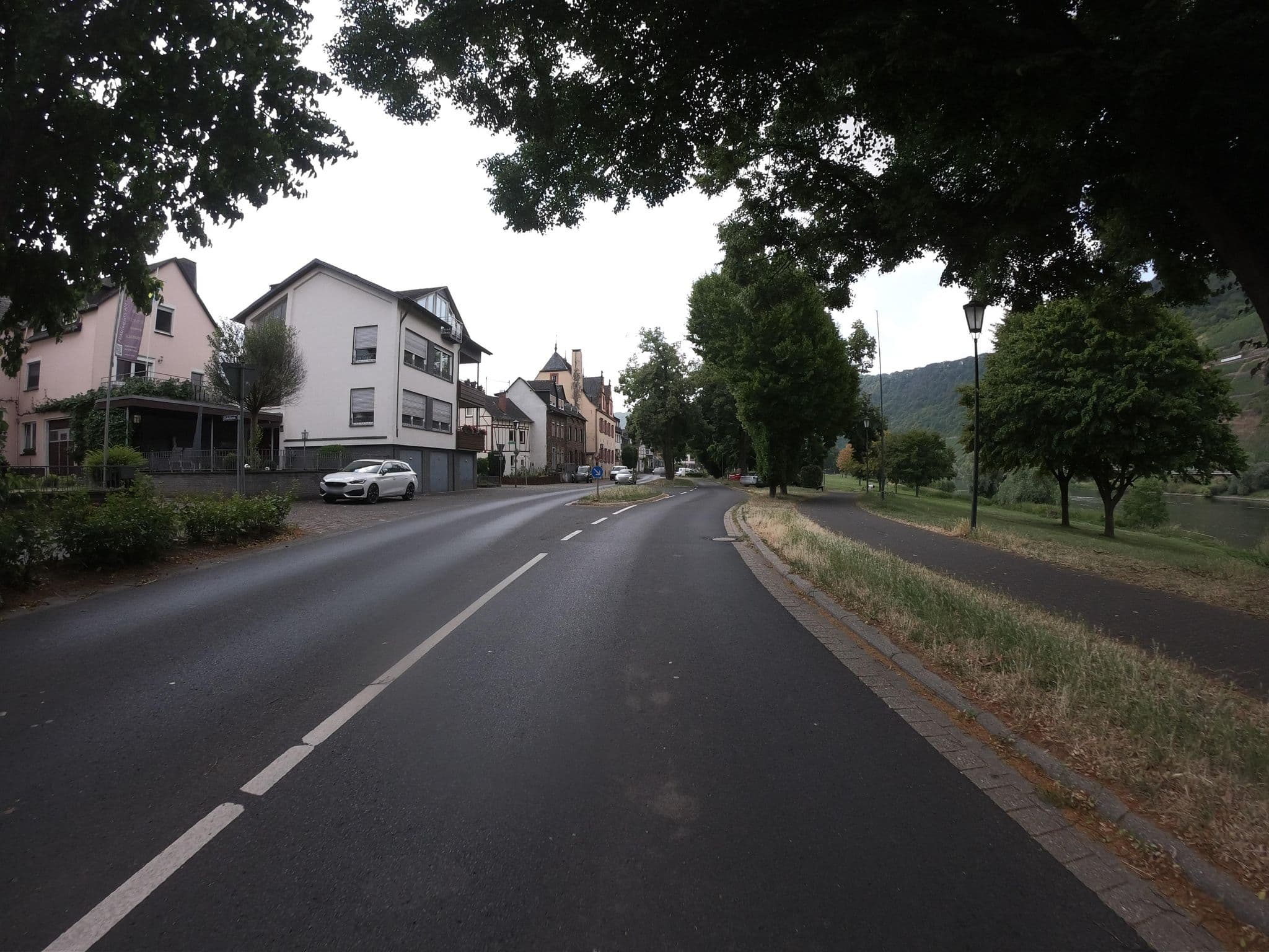 Street view near Apartments am Moselufer, Bruttig-Fankel — © joostjakob (CC BY-SA · Mapillary)