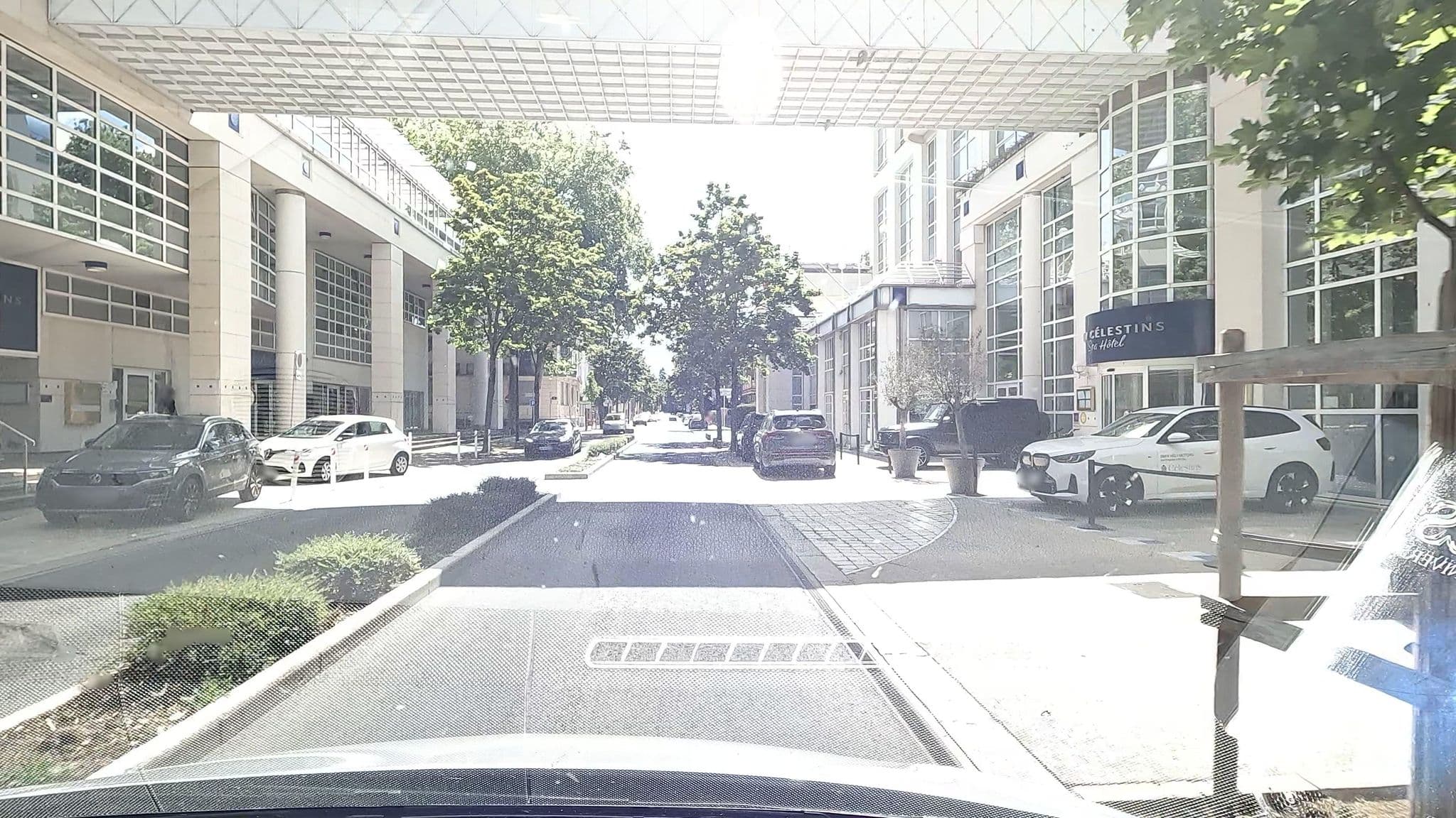 Street view near Célestins Spa Thermal & Hôtel, Vichy — © vinisa (CC BY-SA · Mapillary)