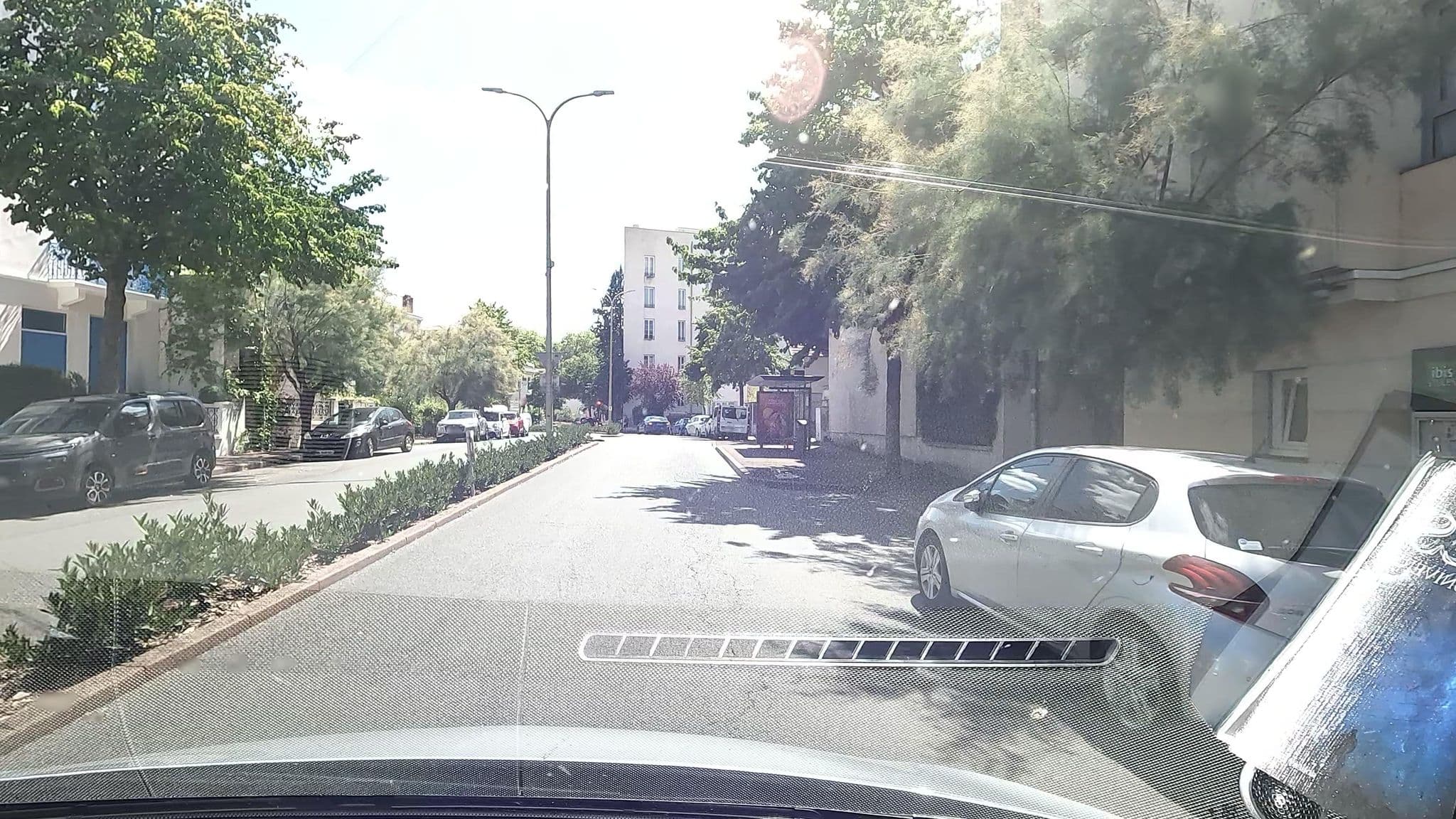 Street view near Ibis Styles Vichy-Centre, Vichy — © vinisa (CC BY-SA · Mapillary)