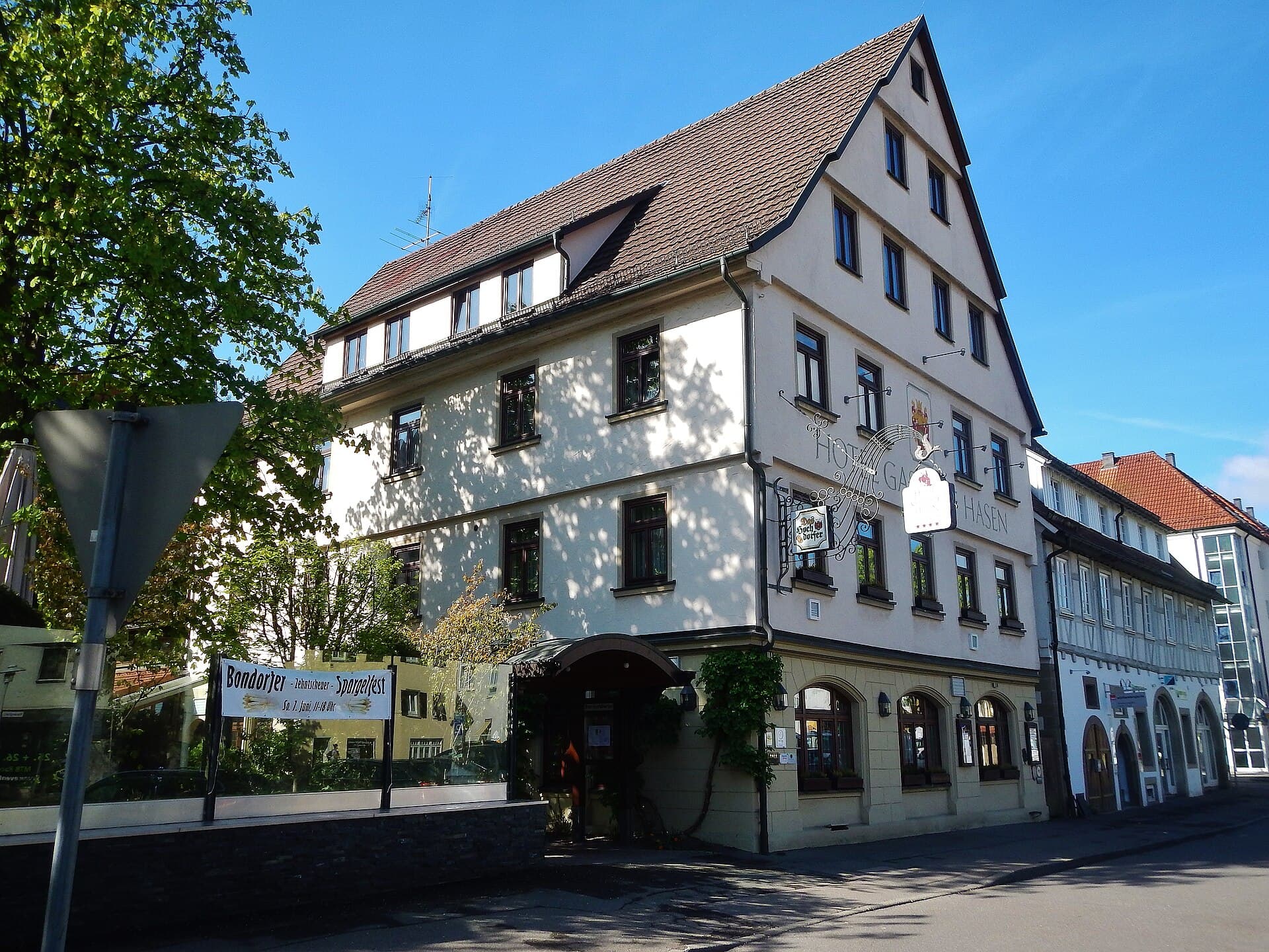 Hotel Gasthof Hasen (via Wikimedia Commons, CC BY 3.0)