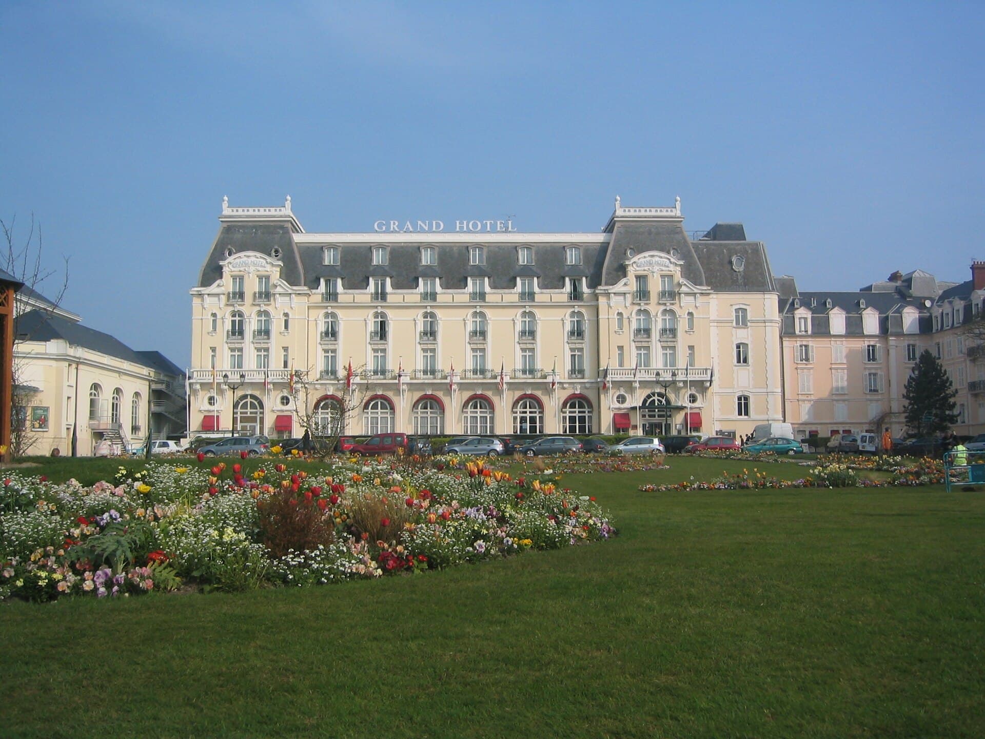 Le Grand Hôtel de Cabourg (via Wikimedia Commons, Public domain)