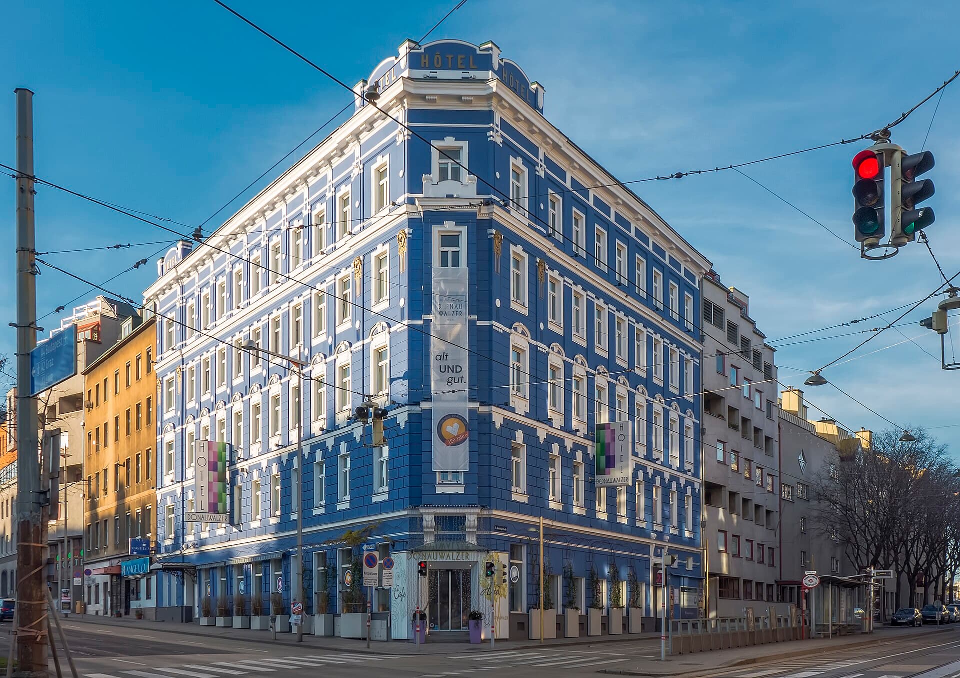 Hotel Donauwalzer (via Wikimedia Commons, CC0)